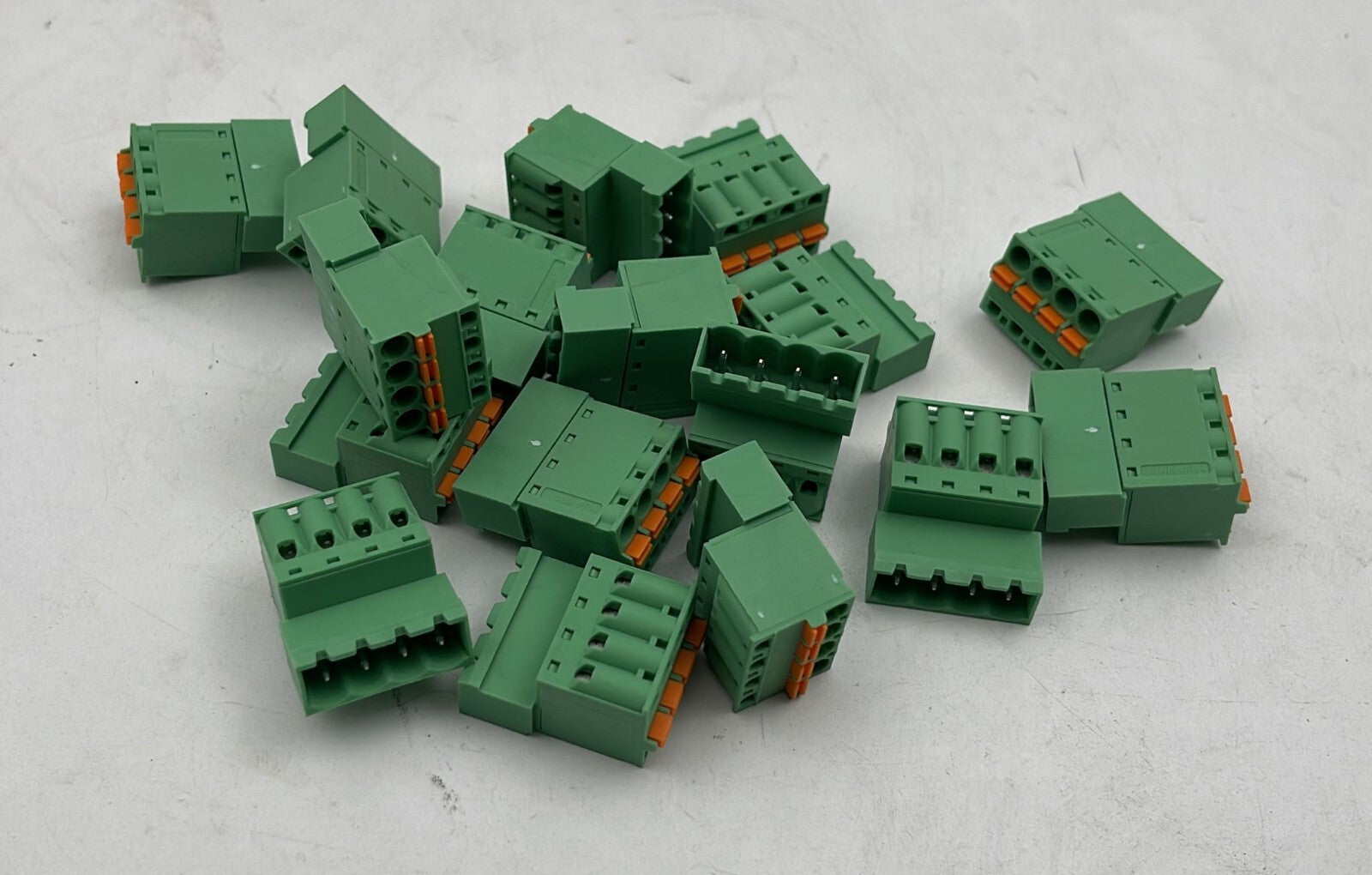 [LOT OF 100] NEW - PHOENIX Contact FKIC 2,5 / 4-ST Connector 1910694