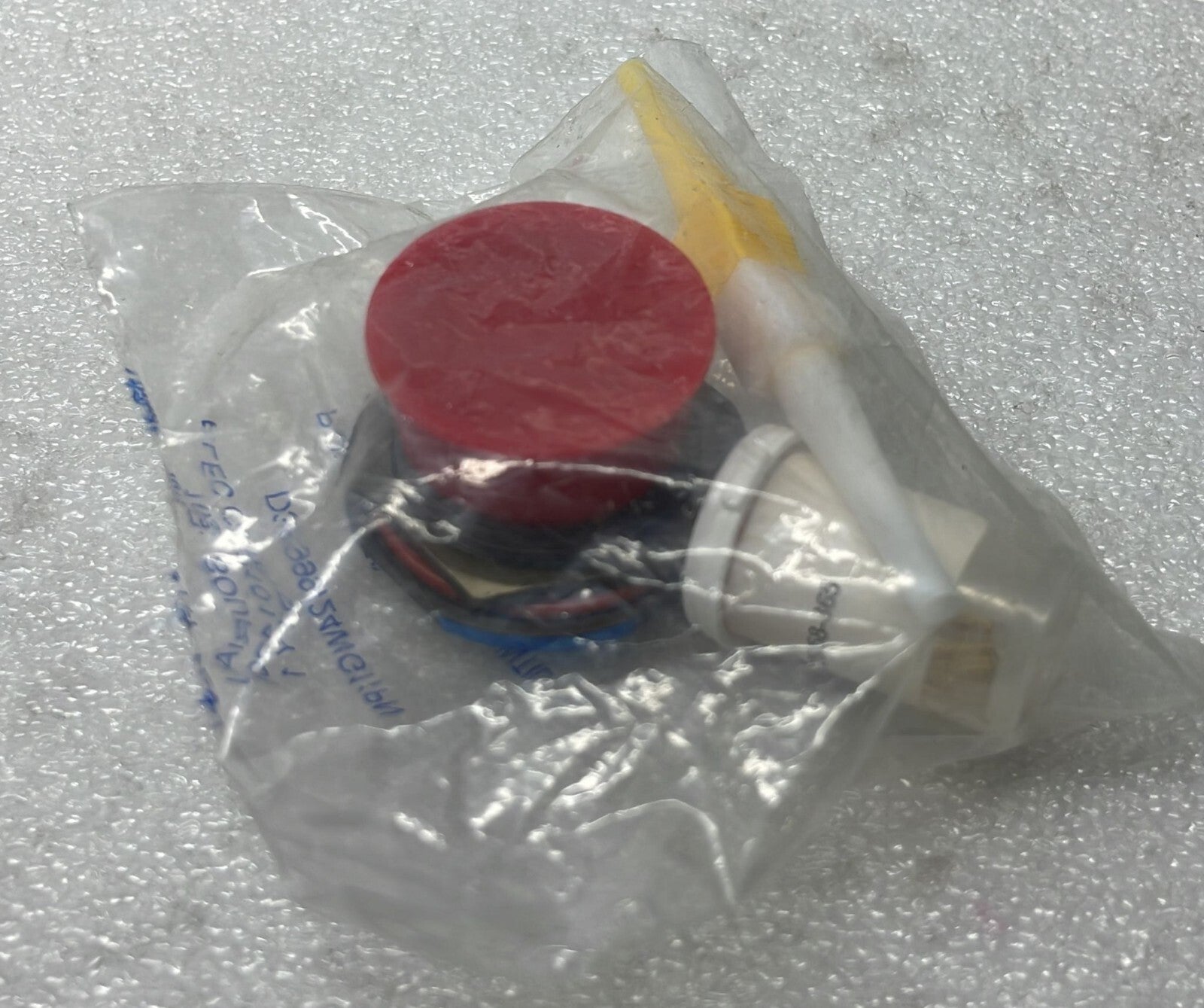 [LOT OF 5] NEW - AMPHENOL SOURIAU D38999/24WG11PN Circular MIL Spec Connector