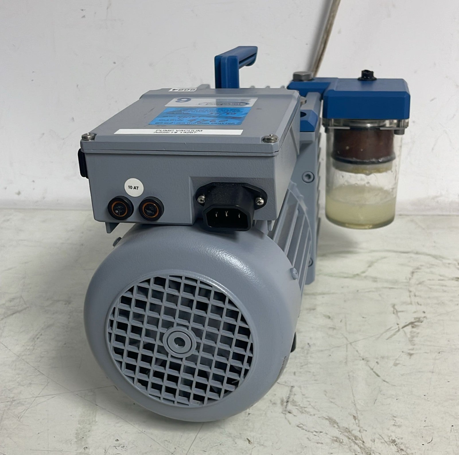 Vacuubrand RE 6W vacuum pump motor and housing view