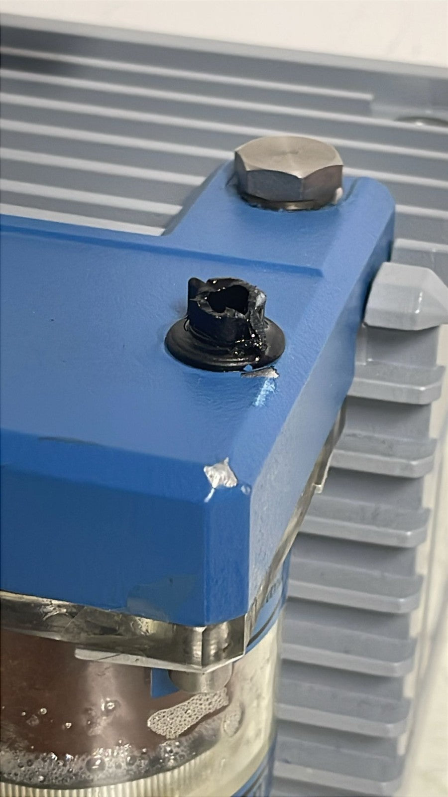 Vacuubrand RE 6W vacuum pump top vent fitting detail