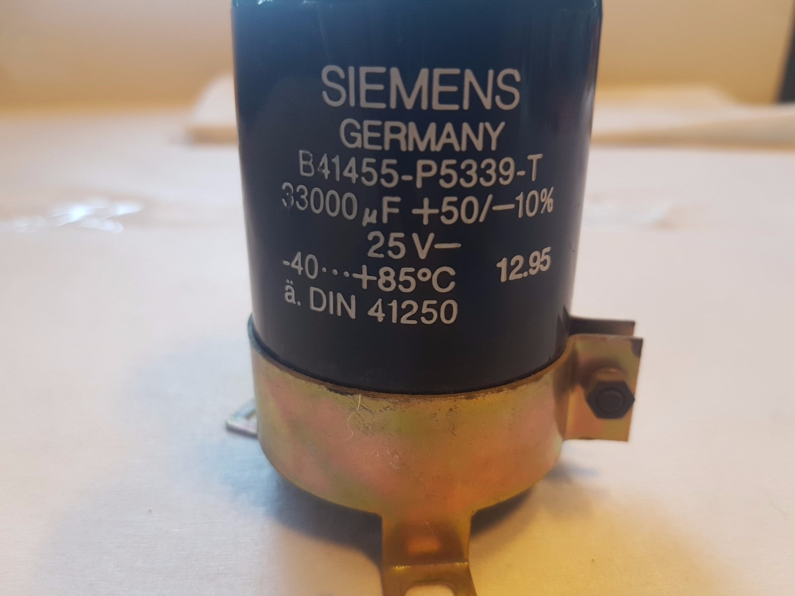 Siemens B 41455 P 5339 T 33000 uF 50 10  25 V Din 41250 Capacitor
