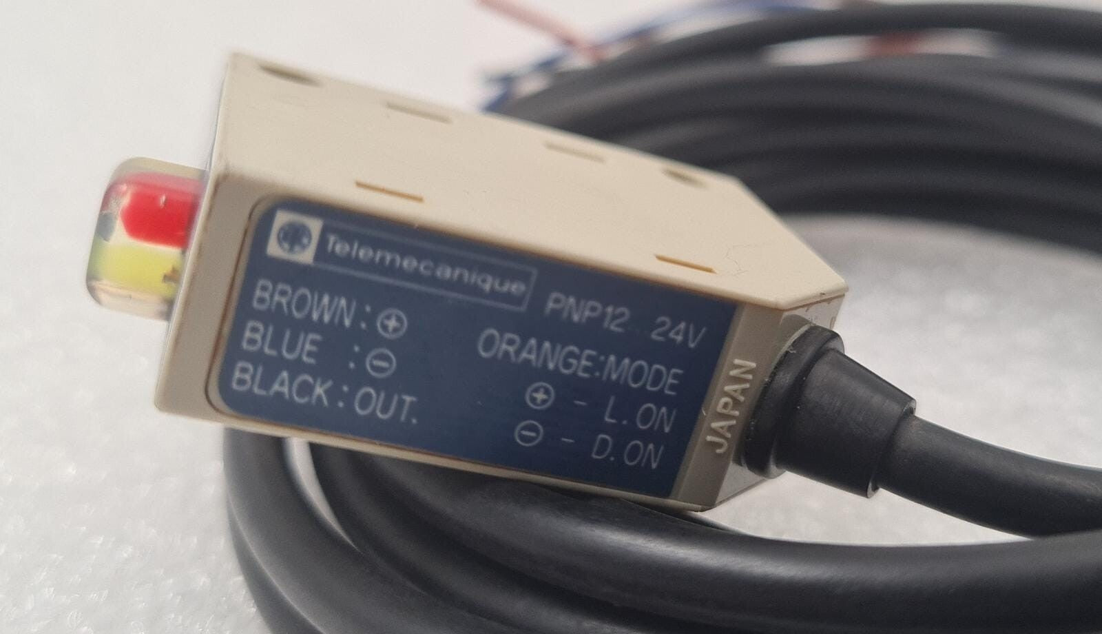 NEW - Telemecanique XUM-L H4051 PHOTOELECTRIC SENSOR PNP12 24V