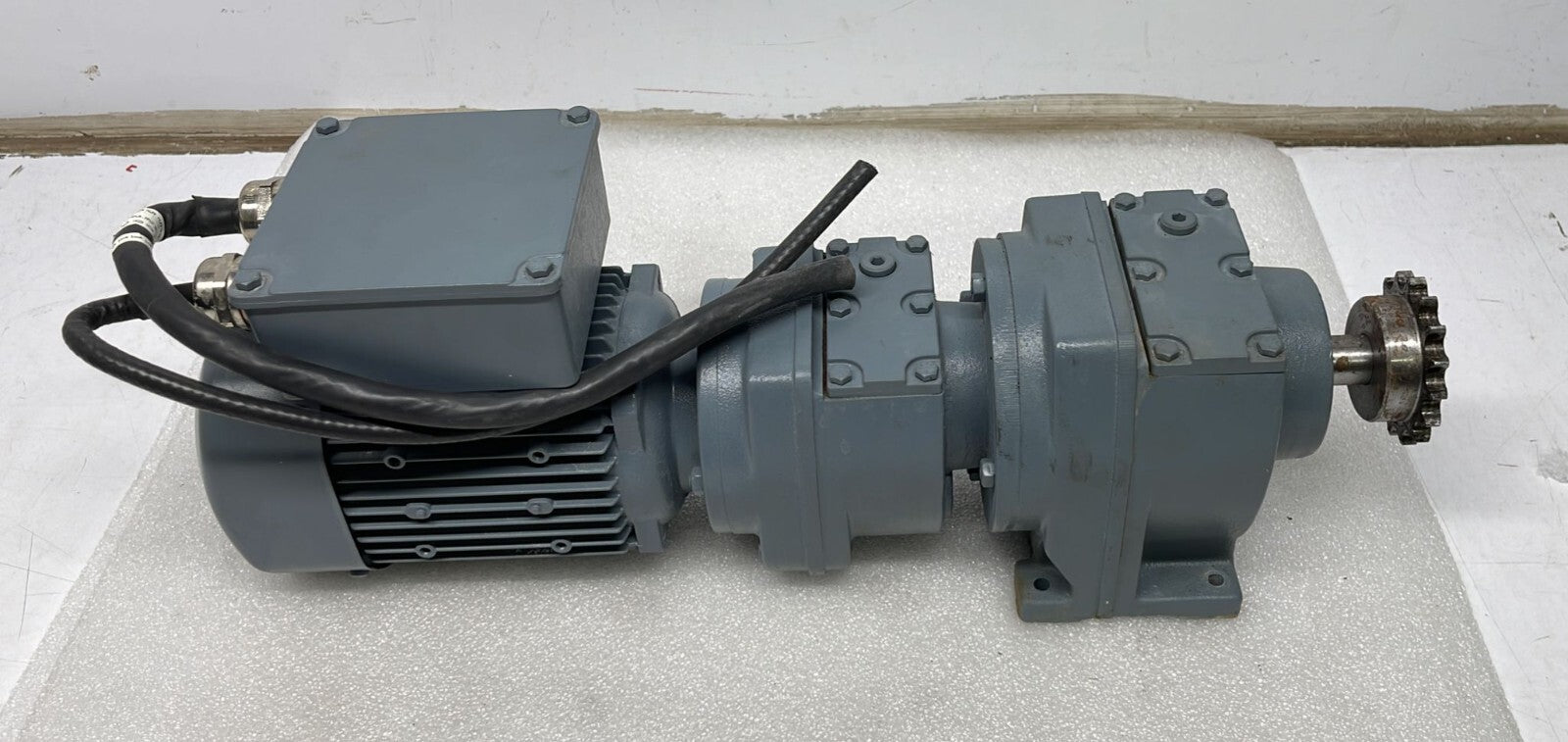 KEB G13G02A DM63K4 TS Gear Motor 07-2022/ 28362104.008 CLP VG220 0.15/0.15I