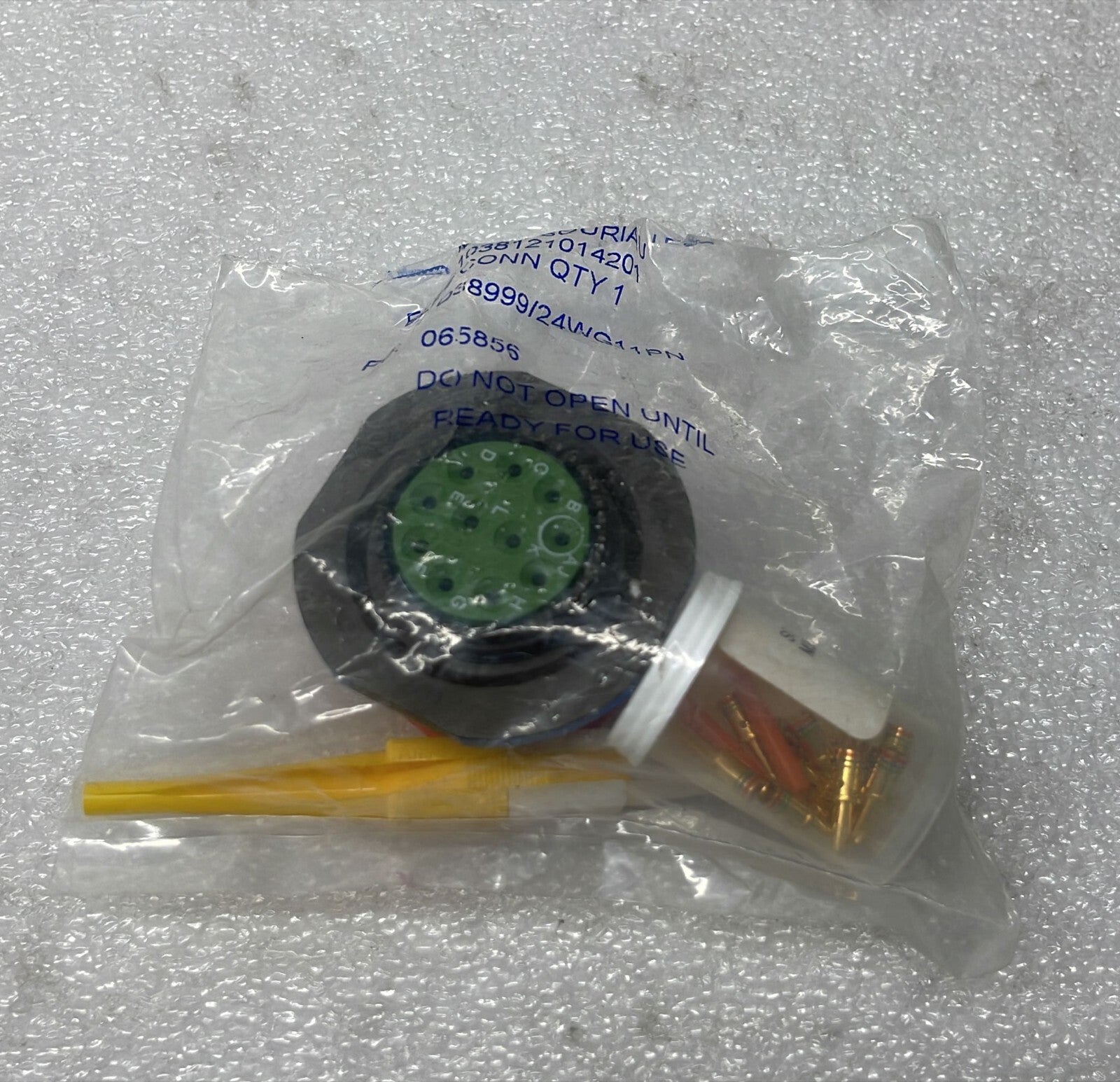 [LOT OF 5] NEW - AMPHENOL SOURIAU D38999/24WG11PN Circular MIL Spec Connector