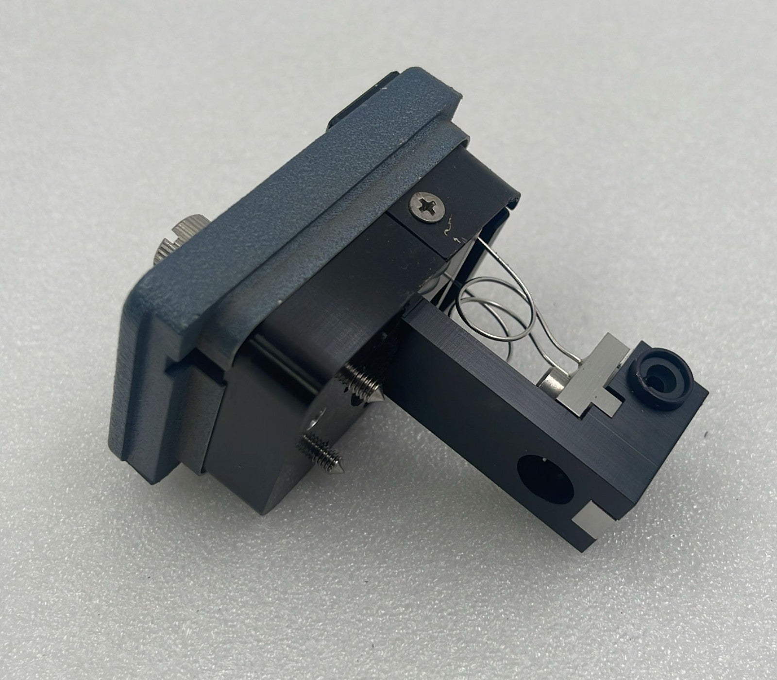 Waters flow cell with mounting bracket