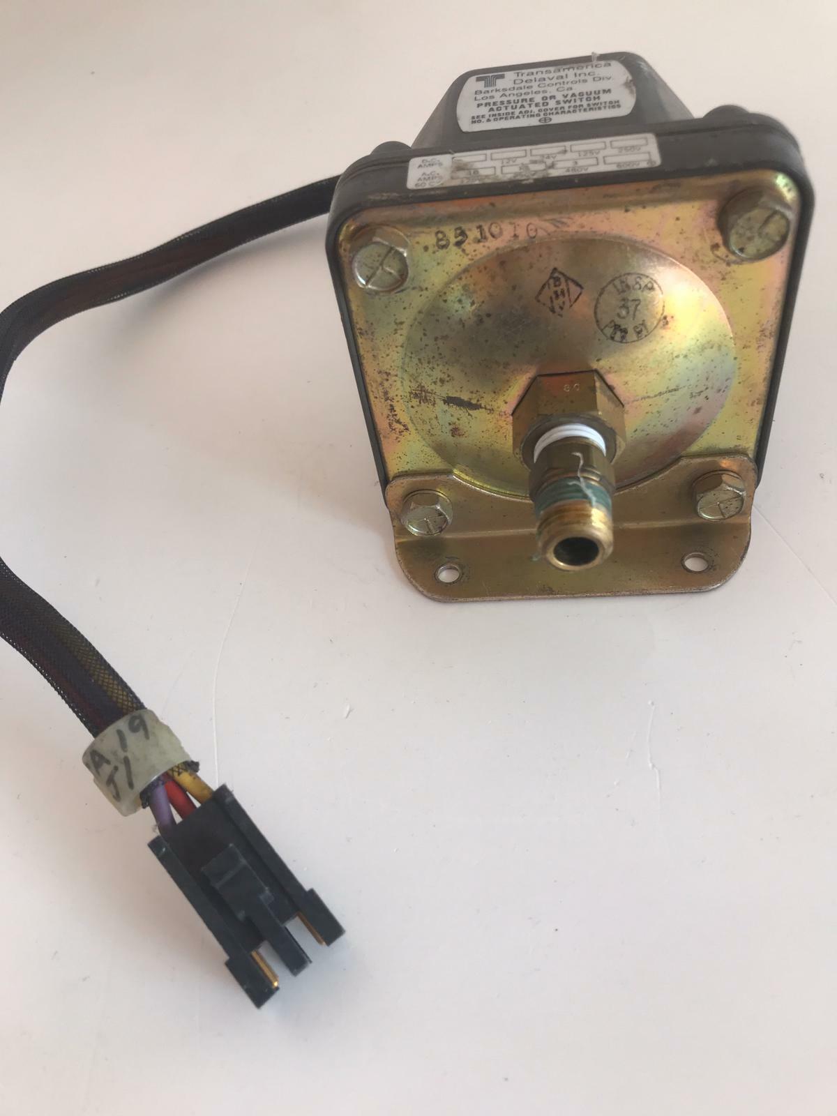 Transamerica Barksdale Controls D2H-A80 Pressure Actuated Vacuum Switch 160 PSI