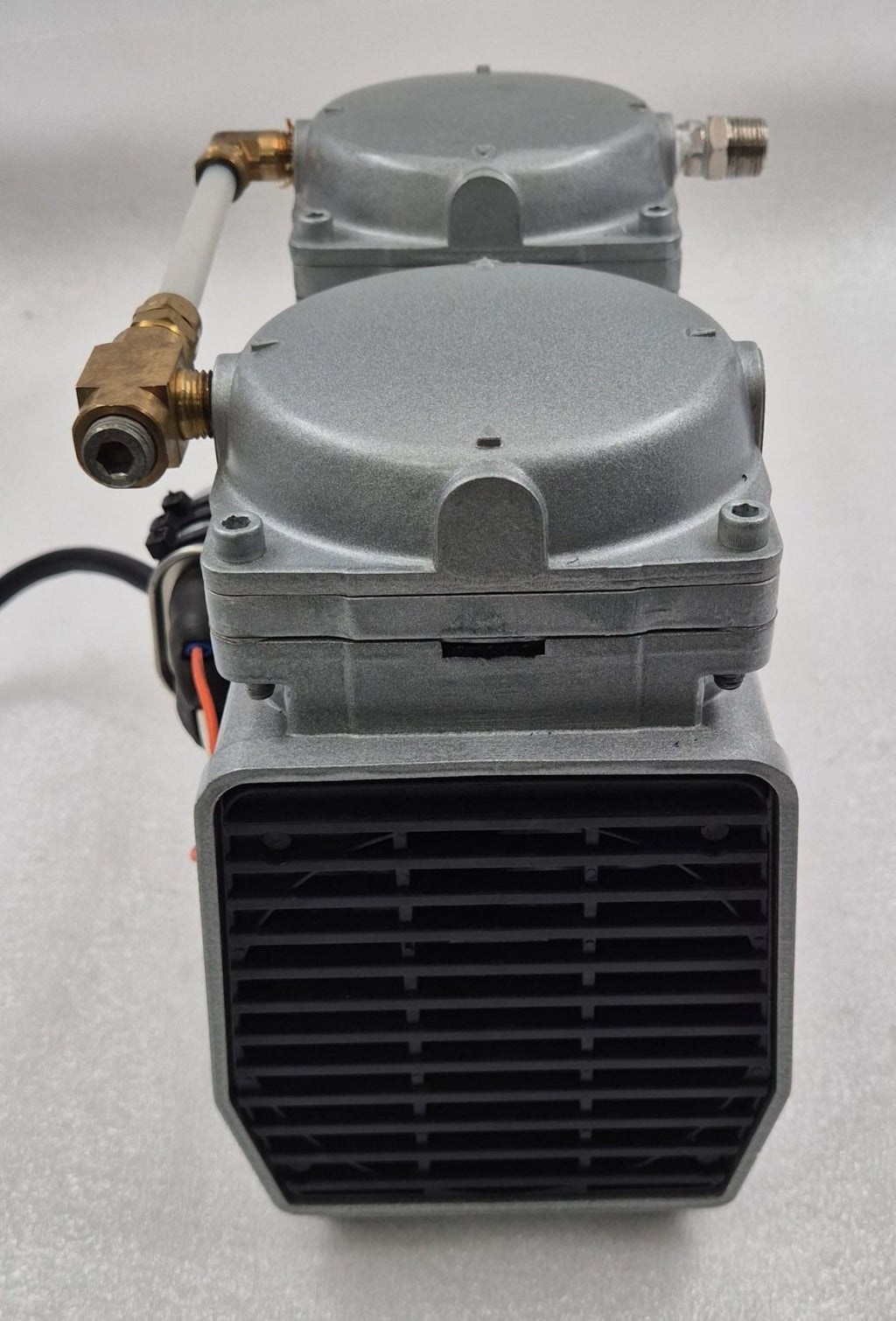 GAST DAA-P501-EB Oilless Diaphragm Vacuum Pump 110-115 Volts 2.7-2.8 Amps 560 HZ