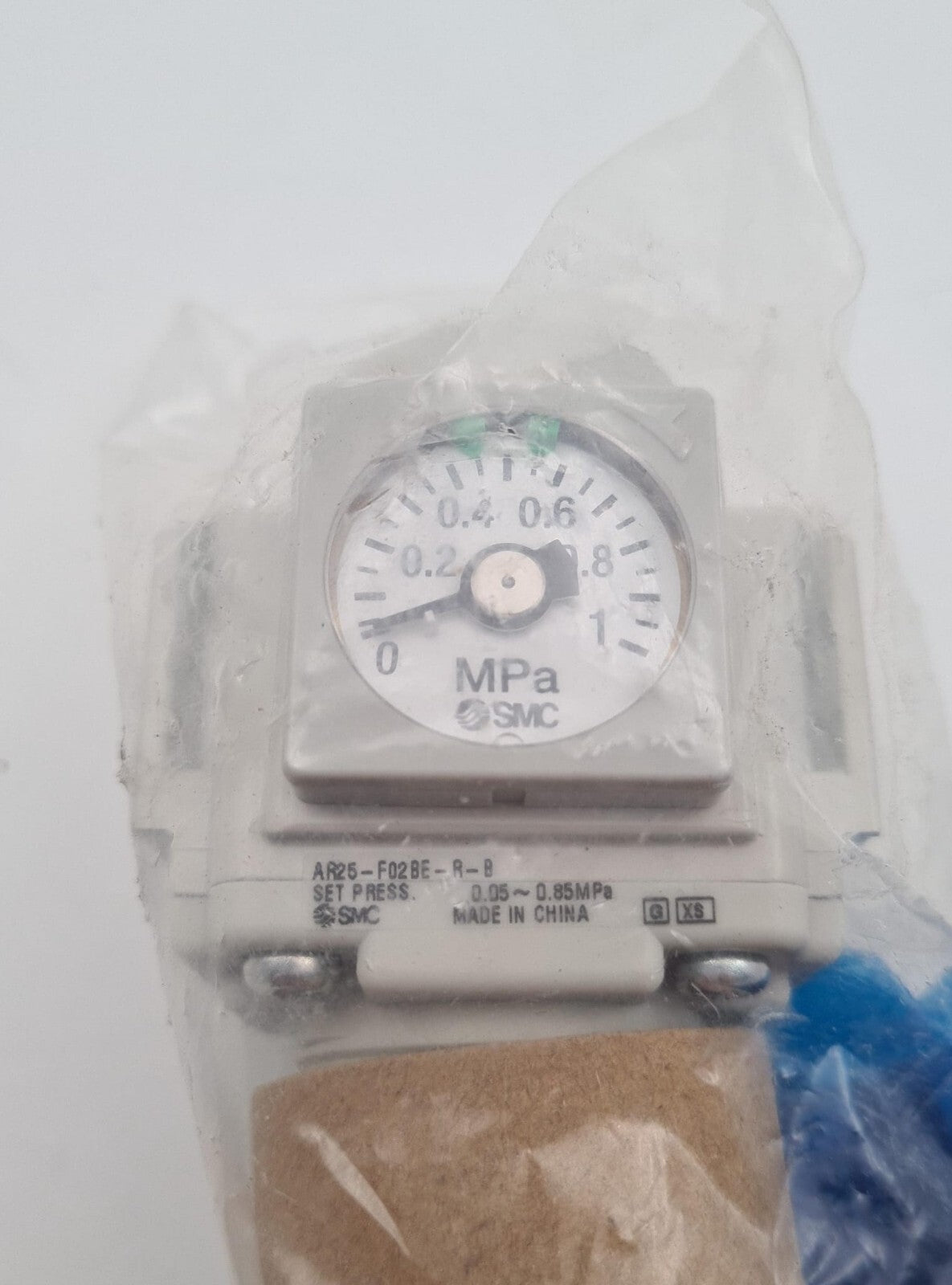 NEW - SMC Pneumatic Regulator AR25-F02BE-R-B 0.05~0.85MPa W/ Wall Mount Kit