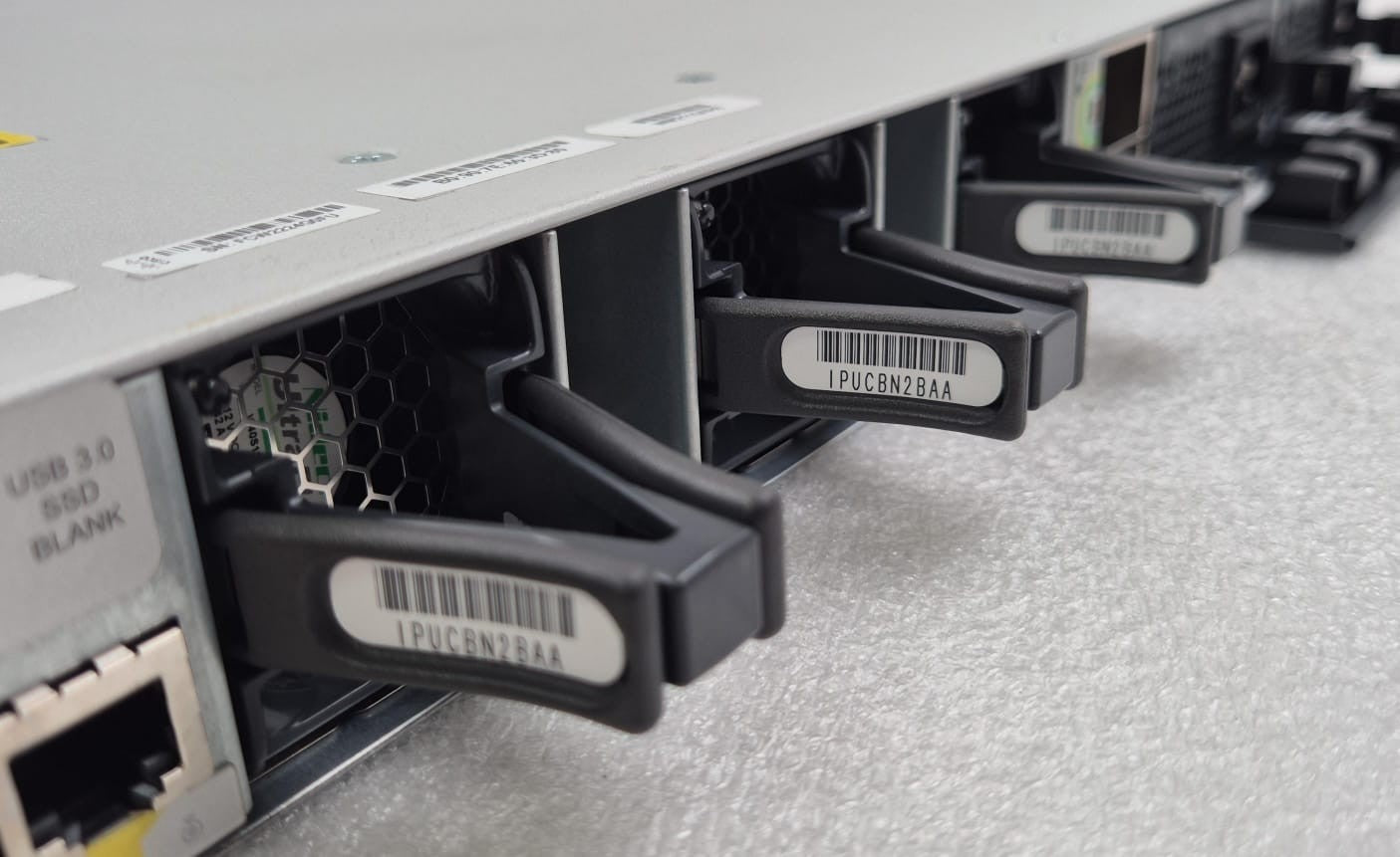 CISCO Catalyst 9300 48-Port PoE+ C9300-48P-E V02 Switch