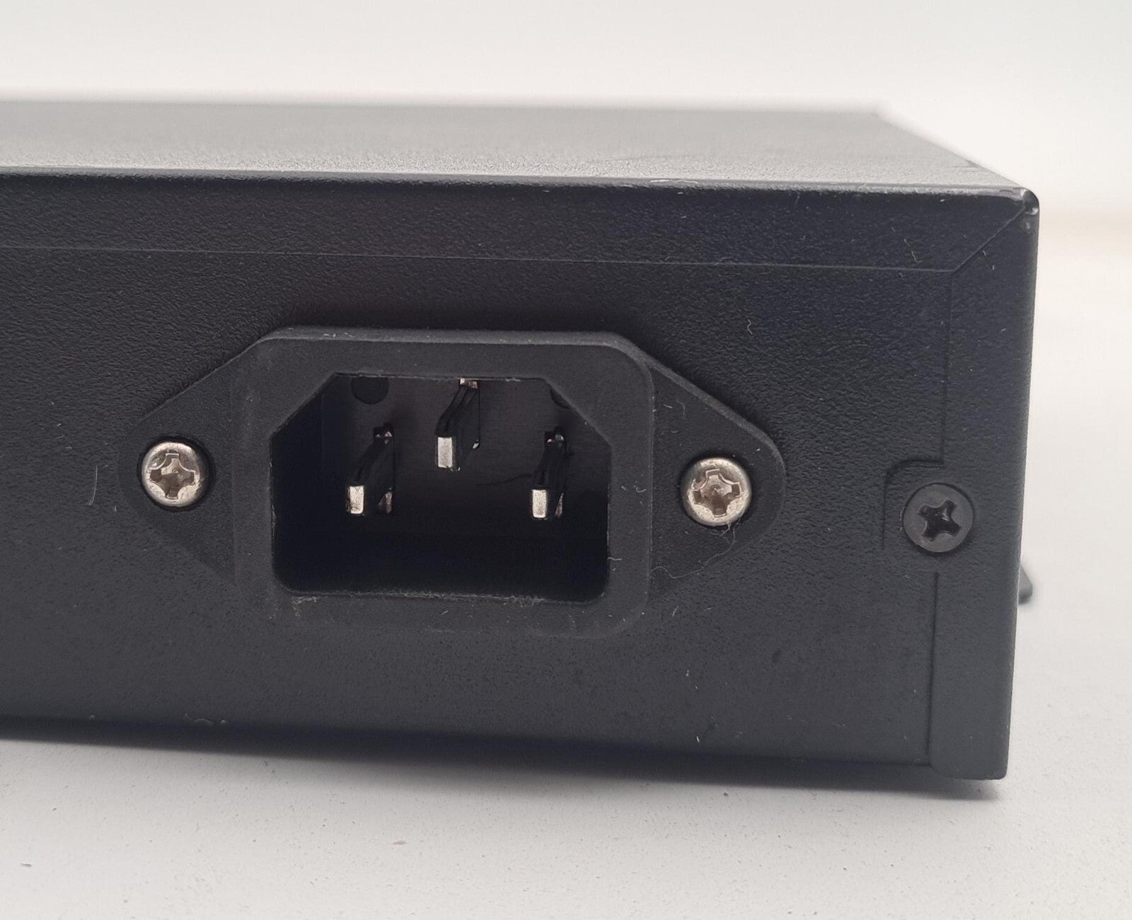 Coolgear 16-Port Industrial USB Hub W/ Rack Mount