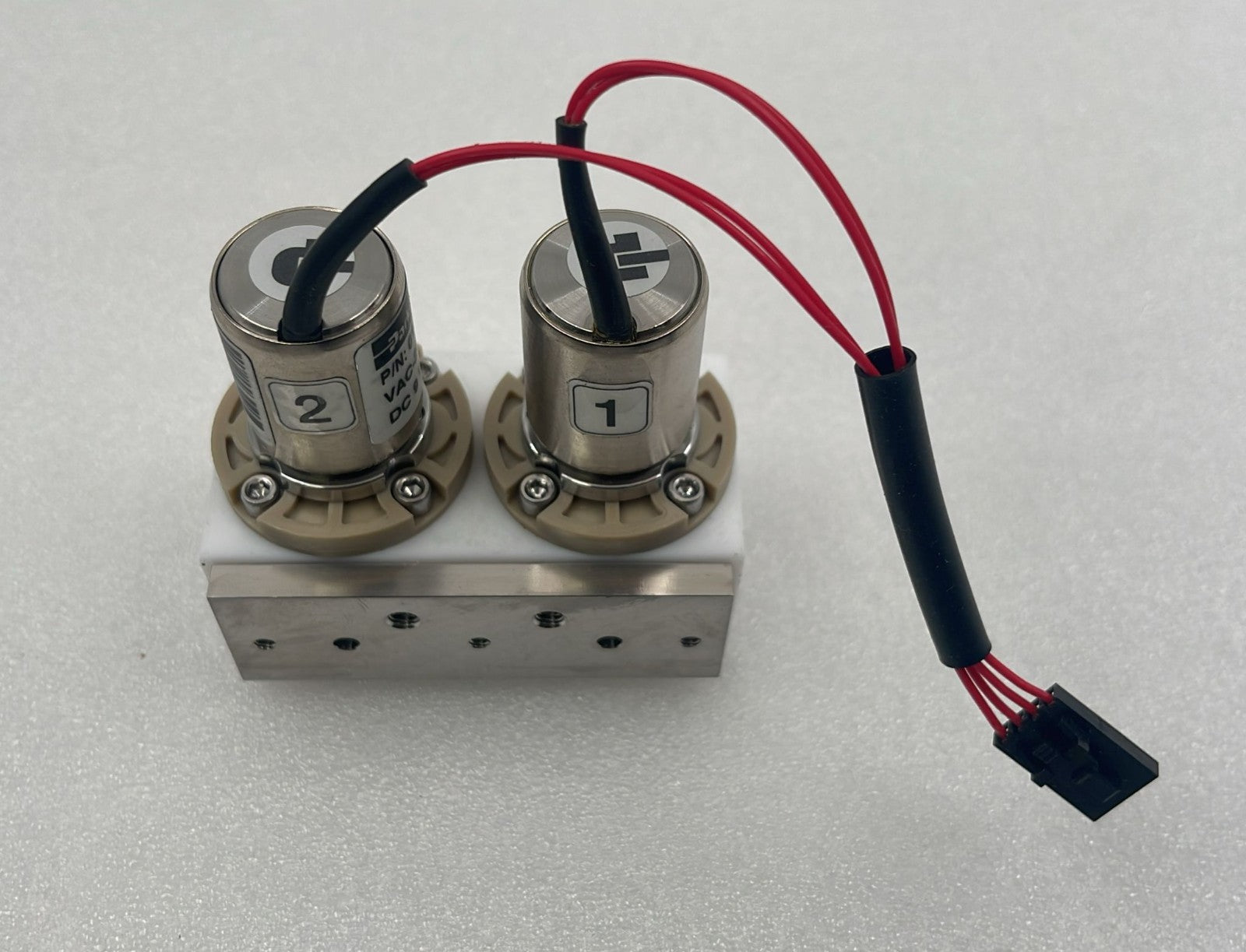 Parker dual HPLC valve assembly mounted on manifold block