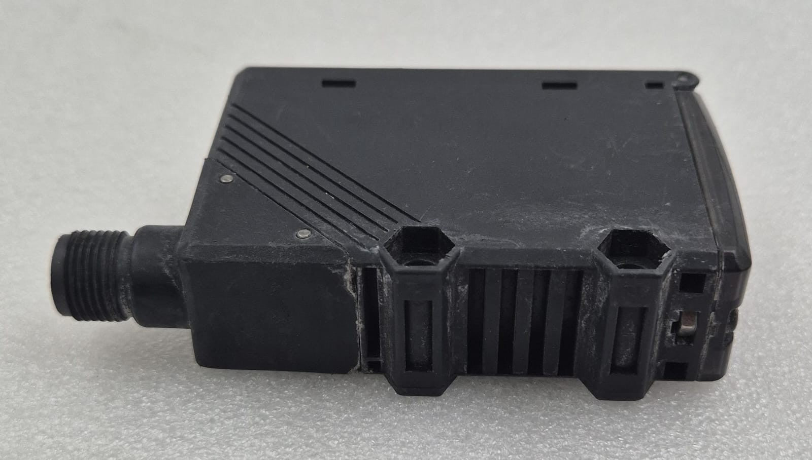 Omron E3G-R17-G industrial photoelectric switch overview