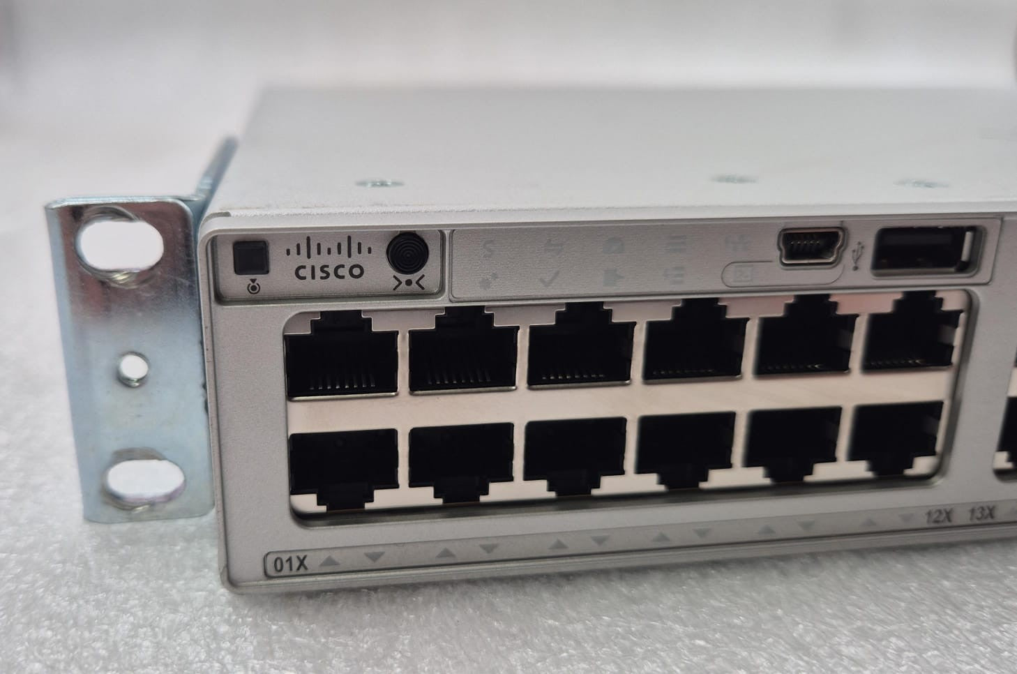 CISCO Catalyst 9300 48-Port PoE+ C9300-48P-E V02 Switch