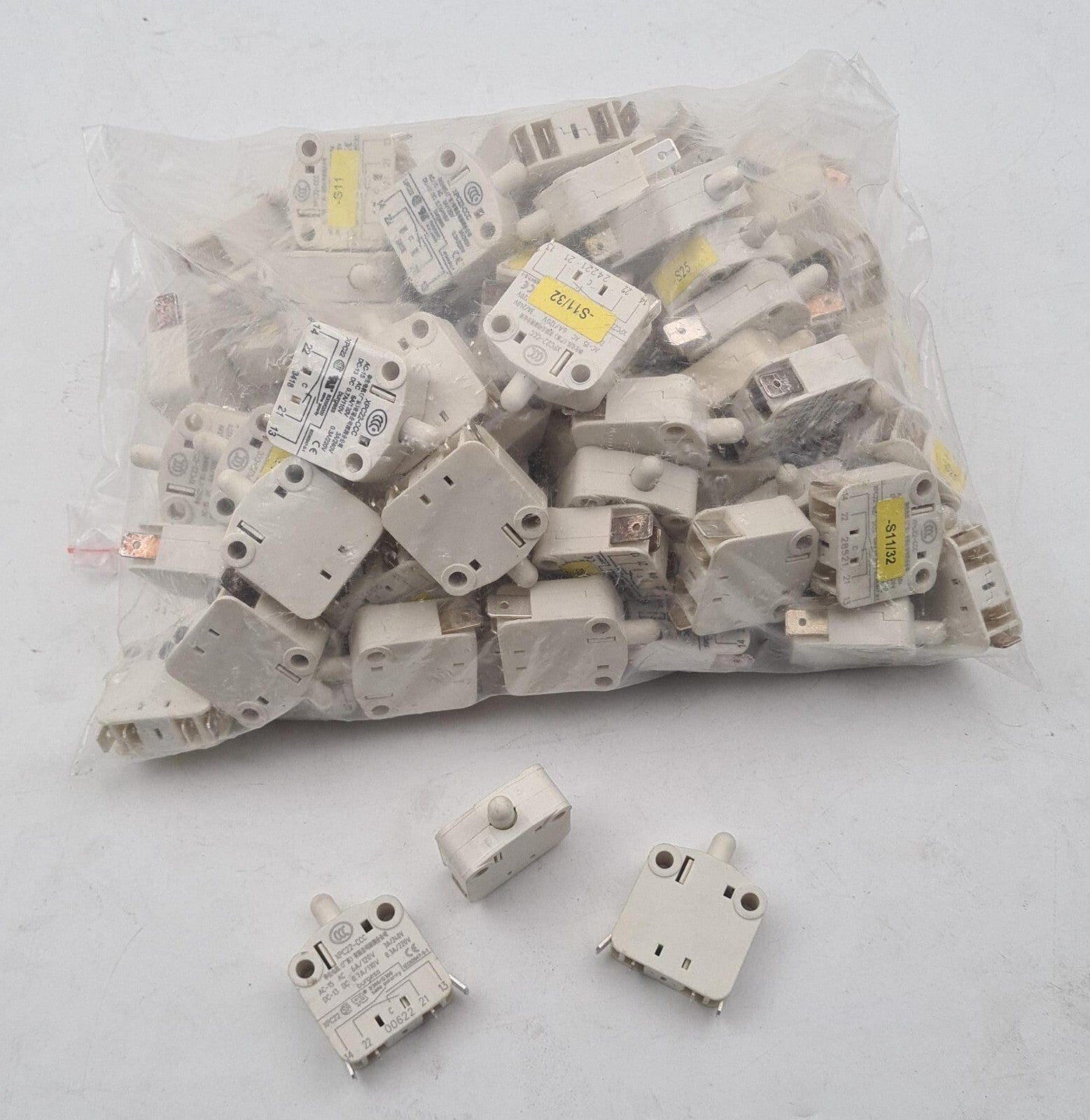 [LOT OF 95] Saia-burgess XPC22-CCC XPC22 Micro Limit Switch Push Button