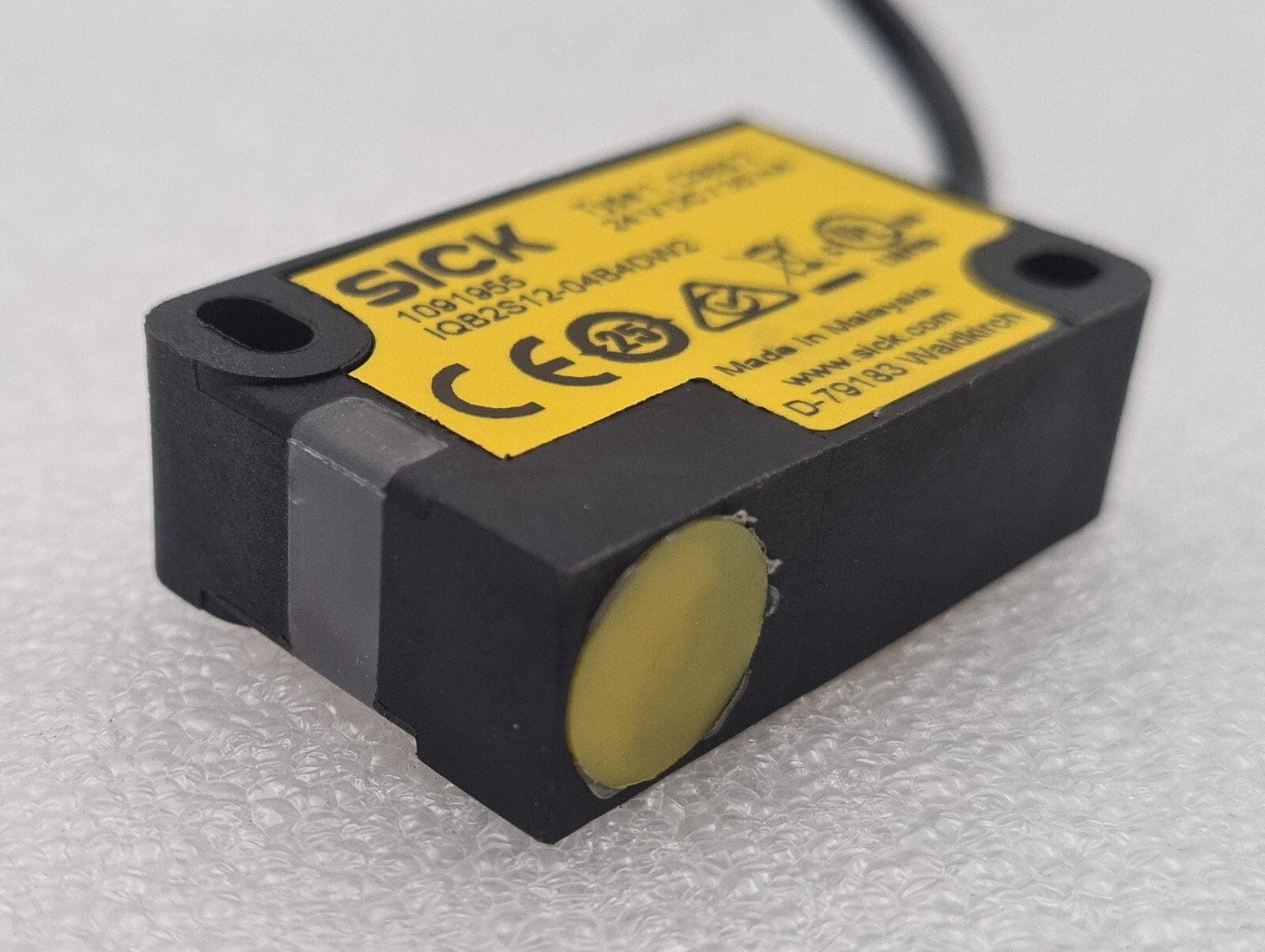 SICK 1091955 IQB2S12-04B4DW2 Inductive non-contact Safety Switch Sensor W/ Base