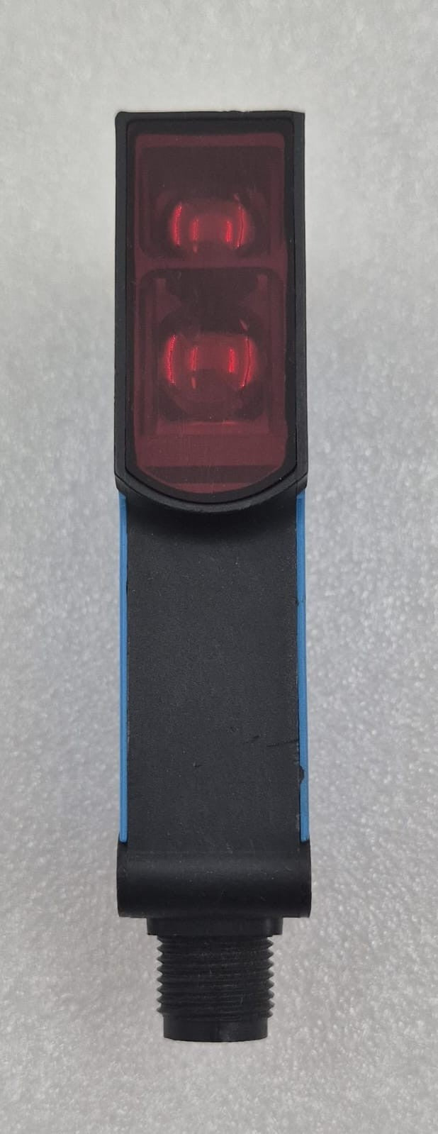 SICK WT14-2P432S18 photoelectric sensor lens front view
