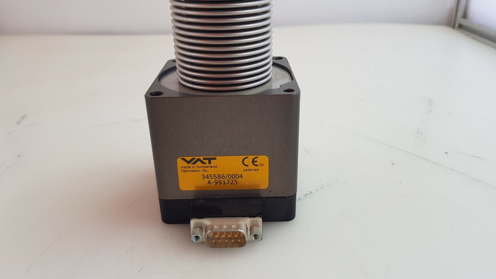 Vat Valve 345586 0004 With Pneumatic Nc Actuator And 9 Way D Sub Plug Connector