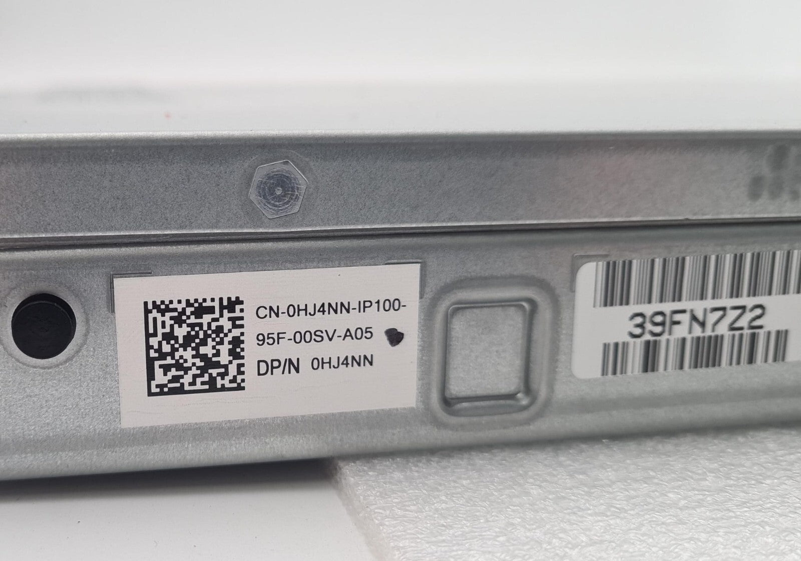 → Dell EMC R440 service tag label close-up