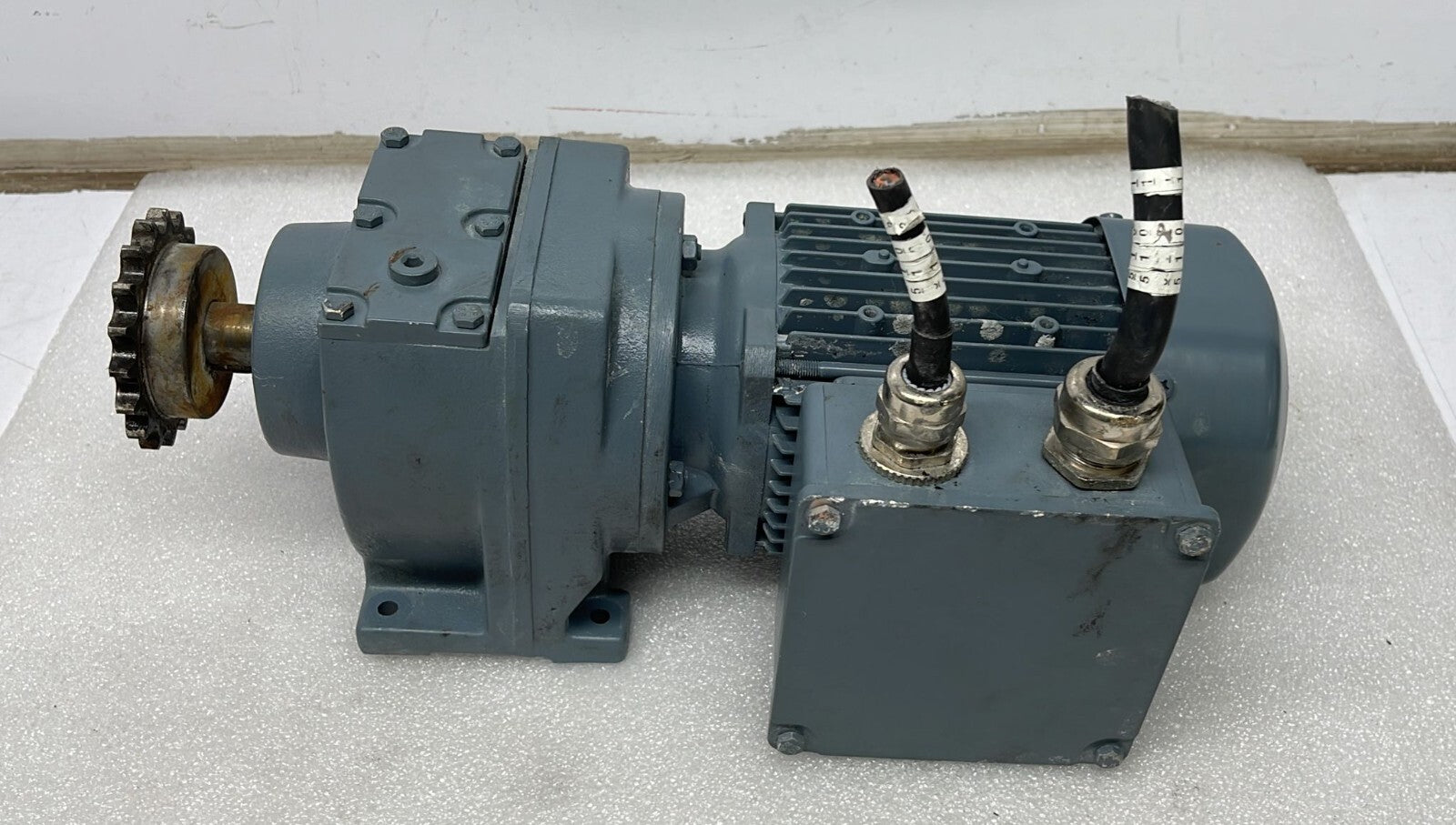 KEB G13A DM63K4 TS Gear Motor 04-2022/ 28218701.001 CLP VG220 0.55I