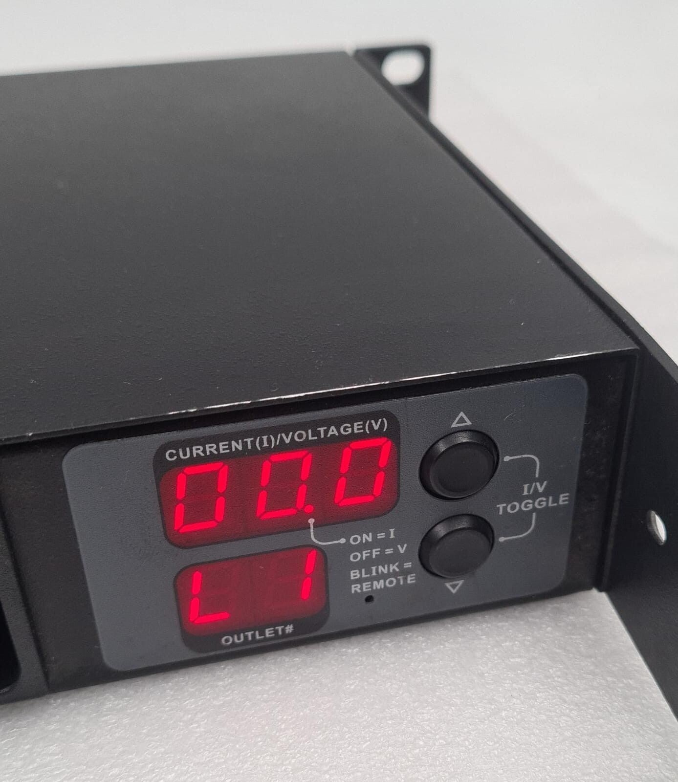 Raritan DPXR8A-16 7-segment LED display close-up