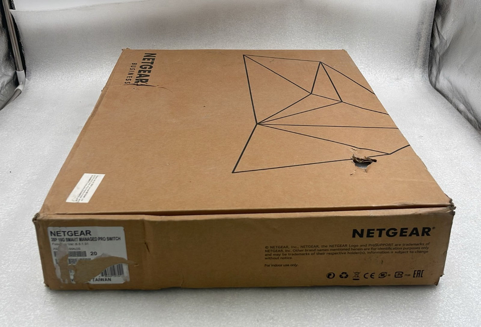 Netgear XS728T-100NES box label with model information