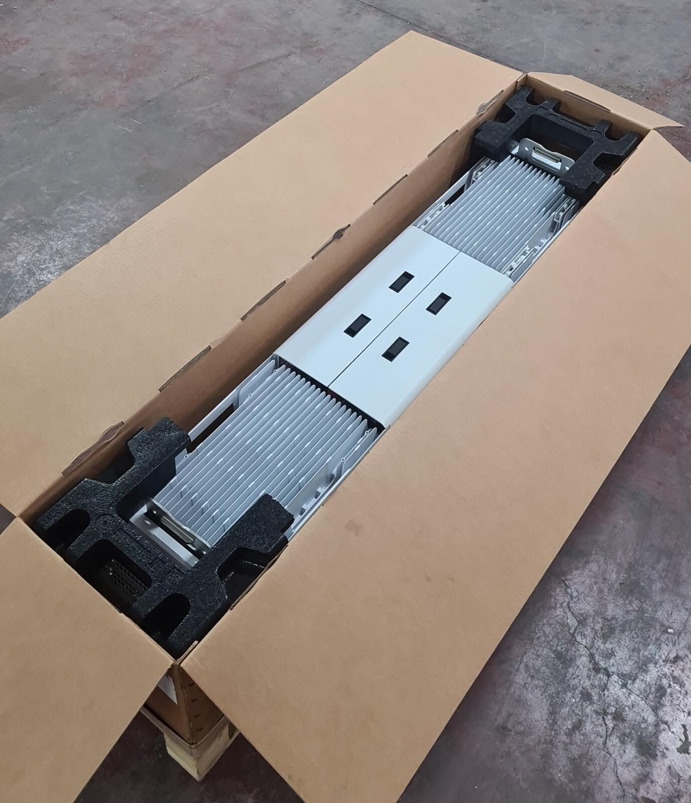 Ericsson KRD 901 048/4 R1B Mobile Radio Air 2488 B3A B1A B7P Antenna Tower Unit