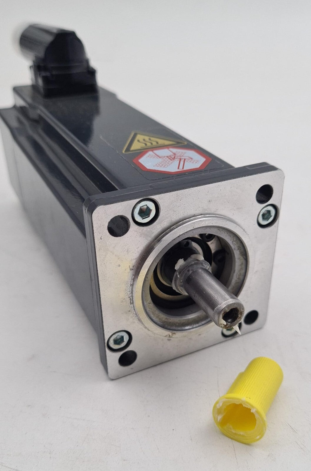 **NEW** BECKHOFF AM8121-0F21-0000 Servo Motor 3000rpm 0.16kW 24VDC