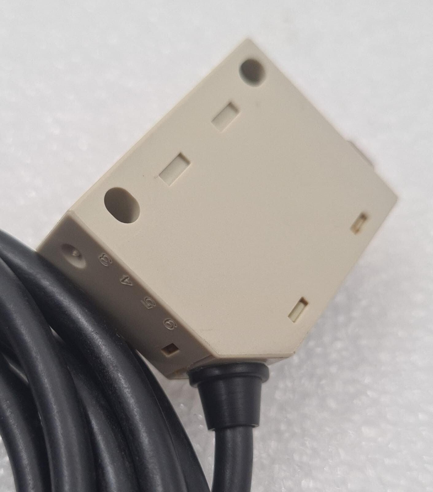 NEW - Telemecanique XUM-L H4051 PHOTOELECTRIC SENSOR PNP12 24V