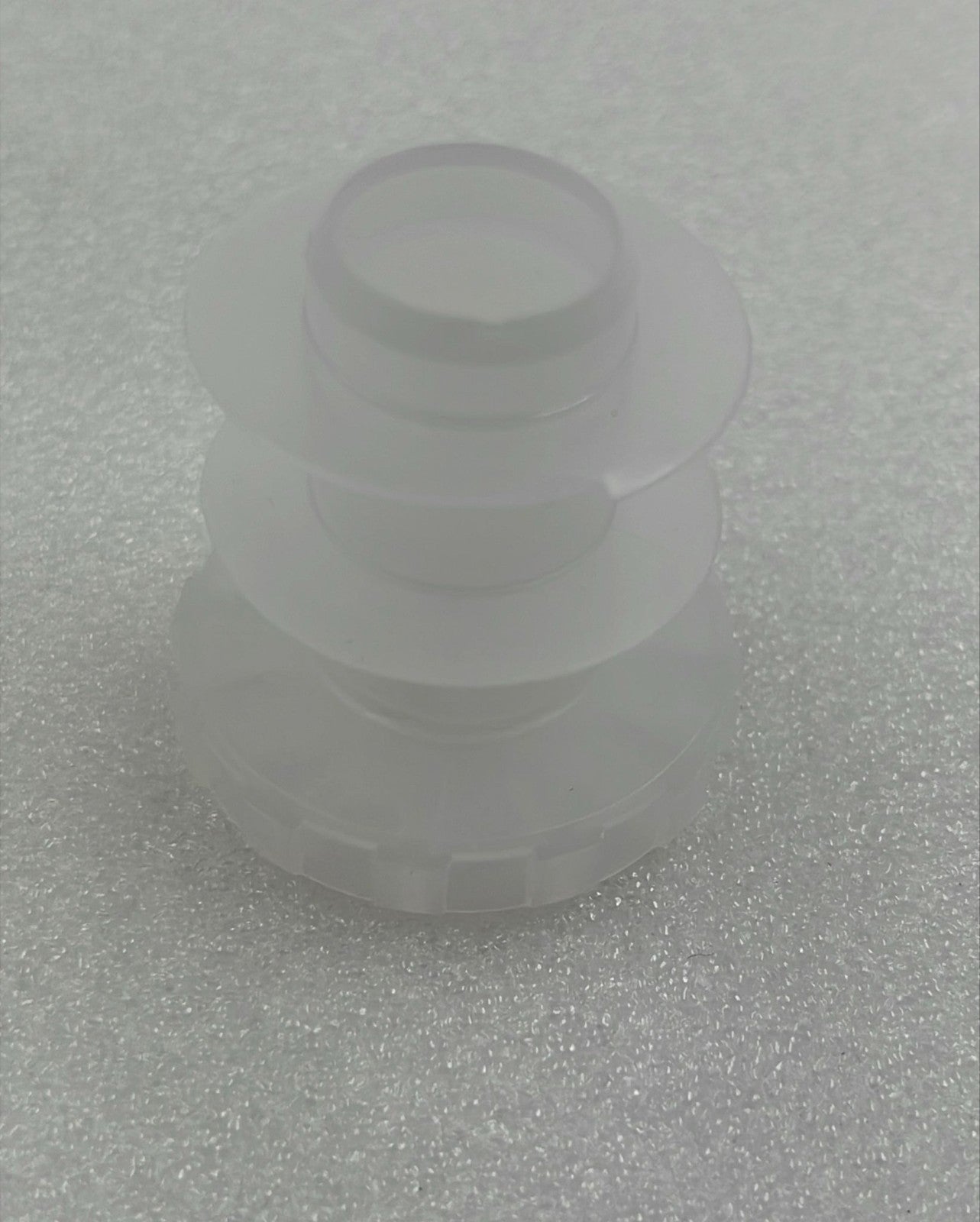 Waters 3-hole PE solvent reservoir cap close-up