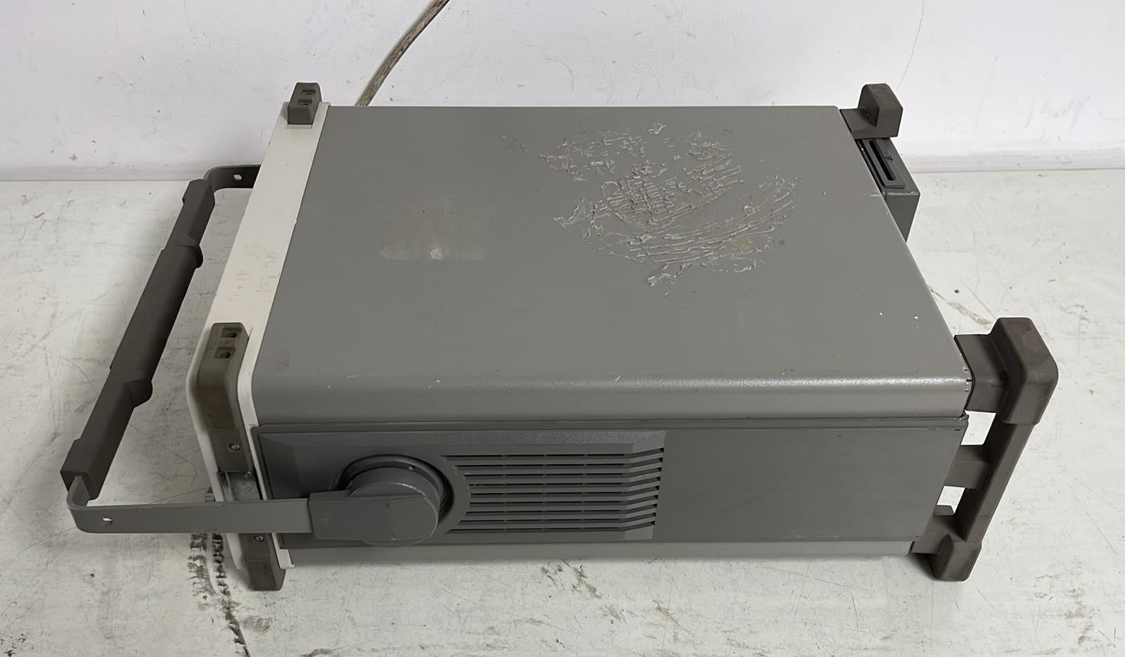 Agilent 8563EC spectrum analyzer top view with carrying handle