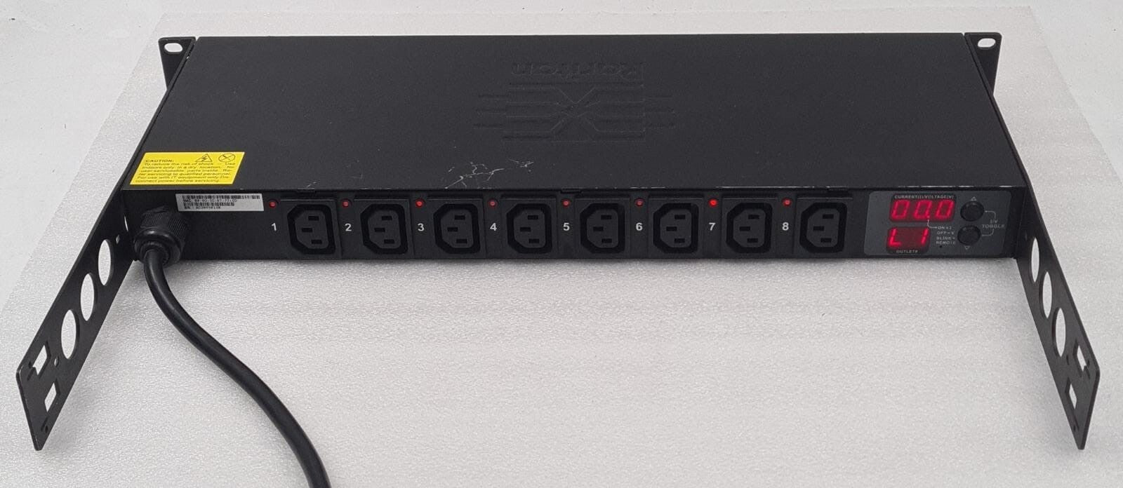 Raritan DPXR8A-16 rack PDU front outlet view