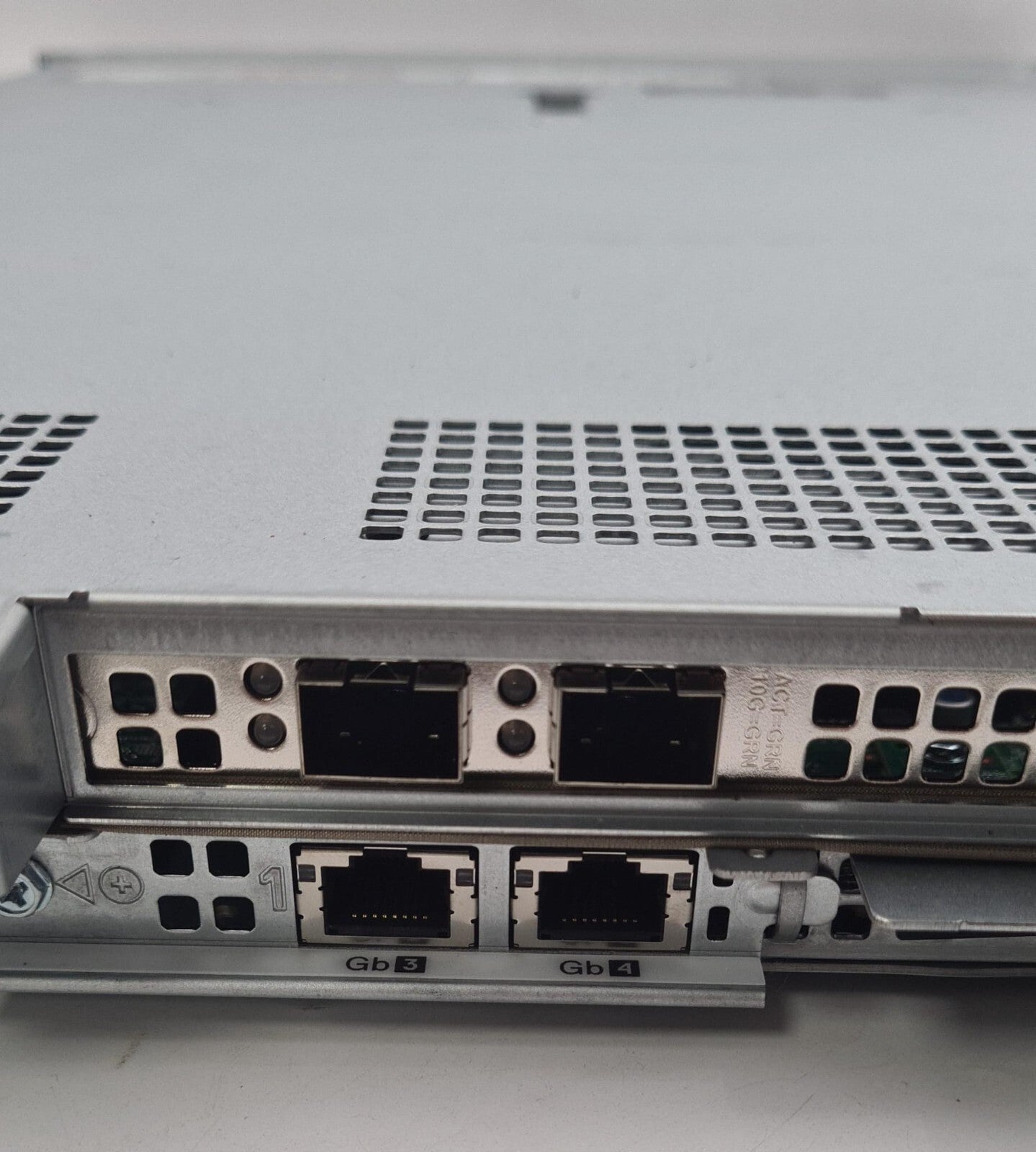 → Dell EMC R440 rear network ports close-up