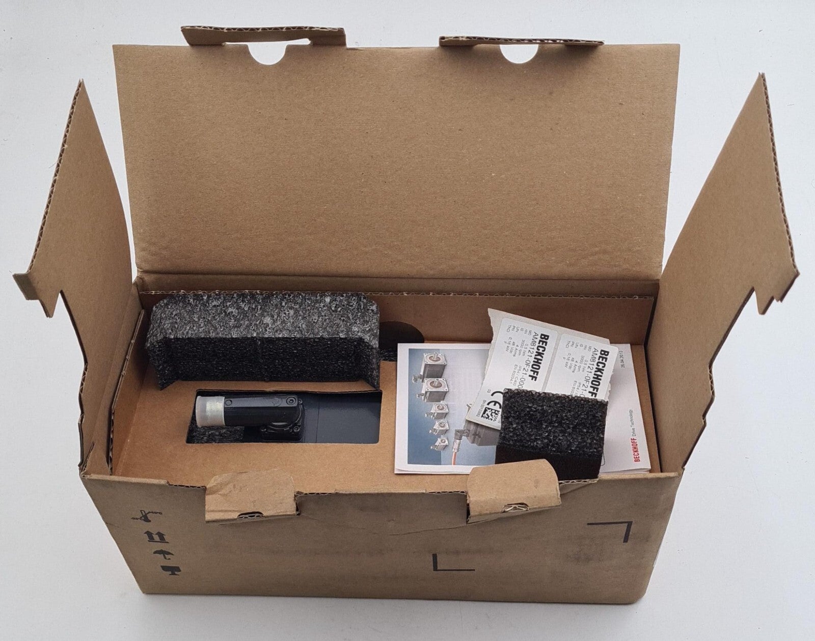 **NEW** BECKHOFF AM8121-0F21-0000 Servo Motor 3000rpm 0.16kW 24VDC