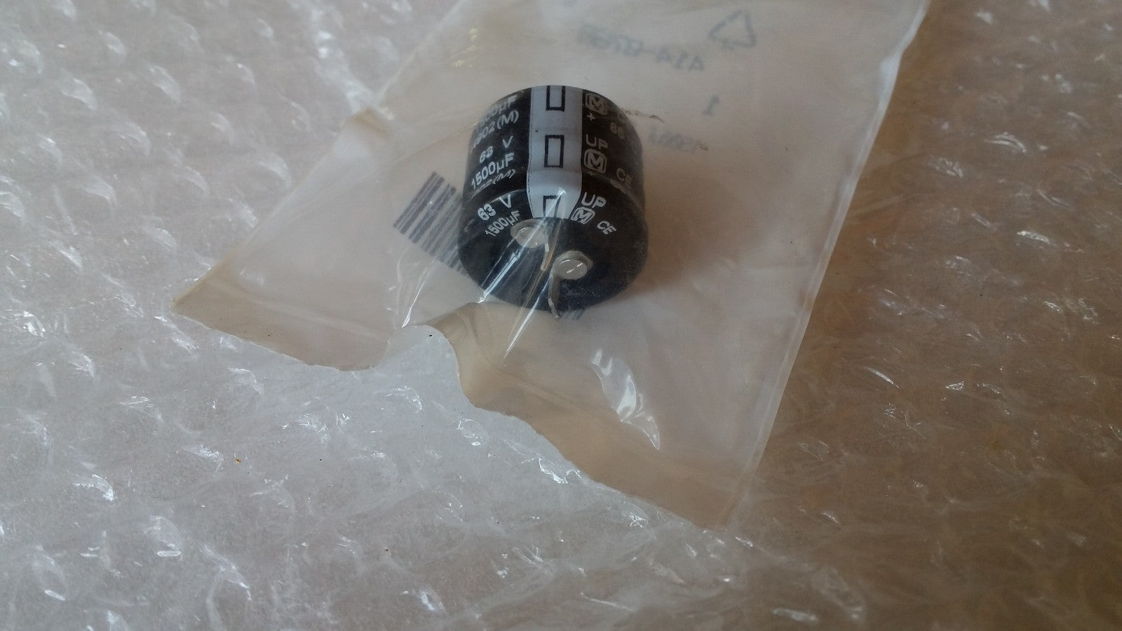 [LOT 12] Panasonic 414-8768 Aluminium Electrolytic Capacitor 1500μF 63V 85° C