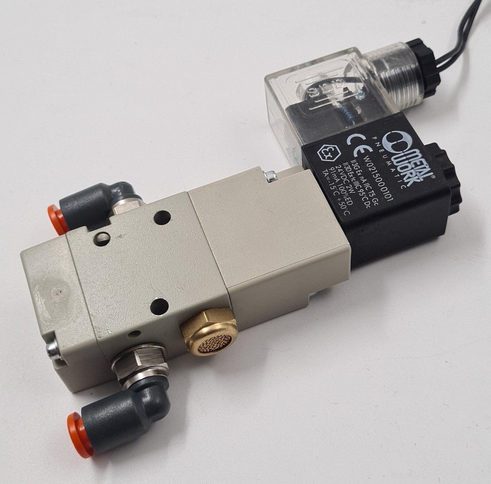 METAL WORK Pneumatic 7010020200 Solenoid Valve & Coil W32 & W0215000101