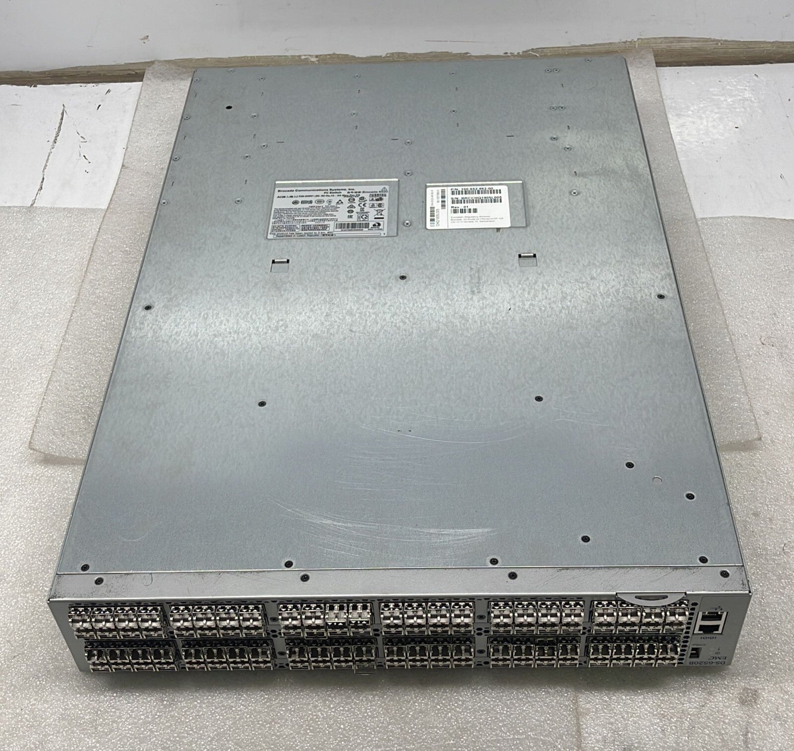 Brocade 6520 EMC DS-6520B 96-Port Fiber Channel Switch 100-652-862-00 W/ 96* SFP
