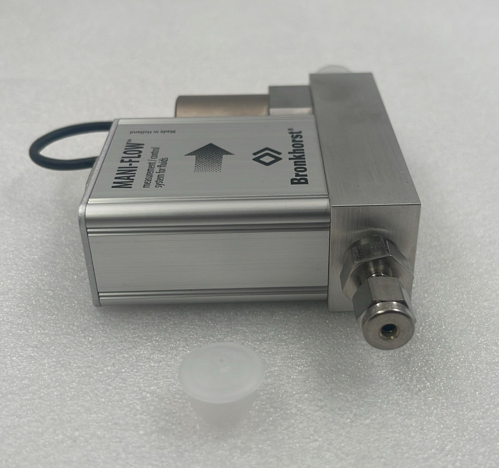 Bronkhorst MIC-104 inlet and outlet port detail