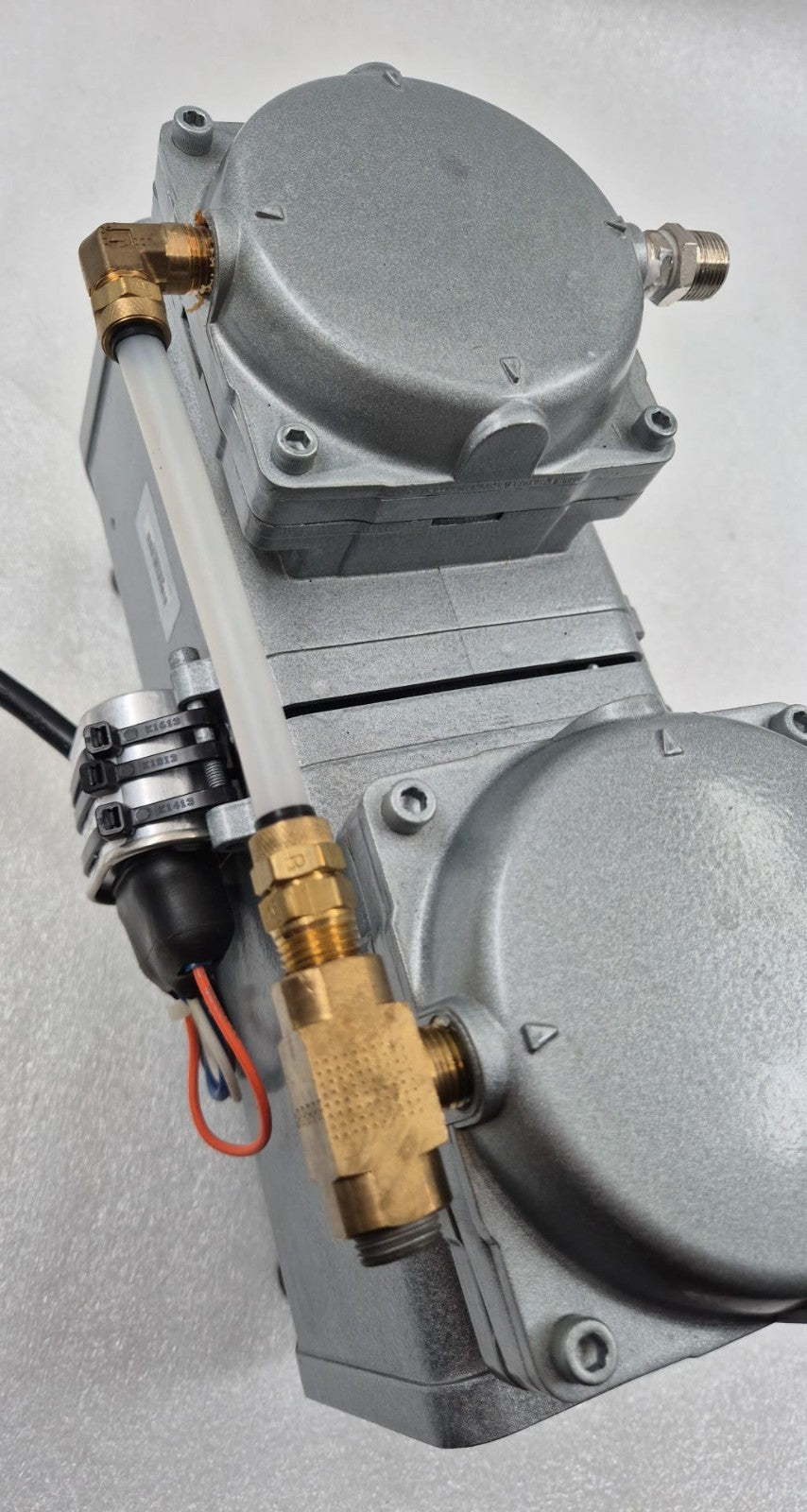 GAST DAA-P501-EB Oilless Diaphragm Vacuum Pump 110-115 Volts 2.7-2.8 Amps 560 HZ