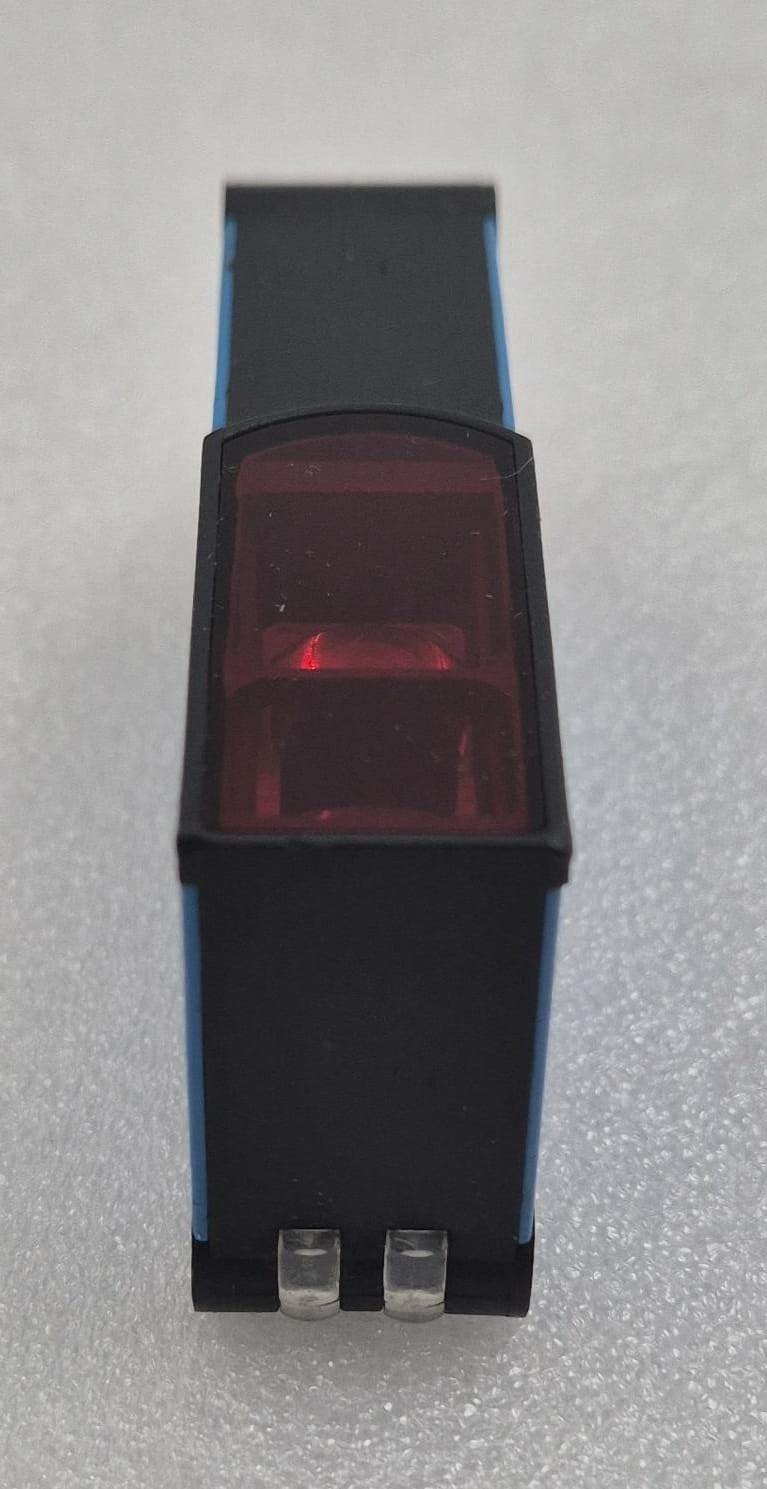 SICK WT14-2P432S18 photoelectric sensor top lens close-up