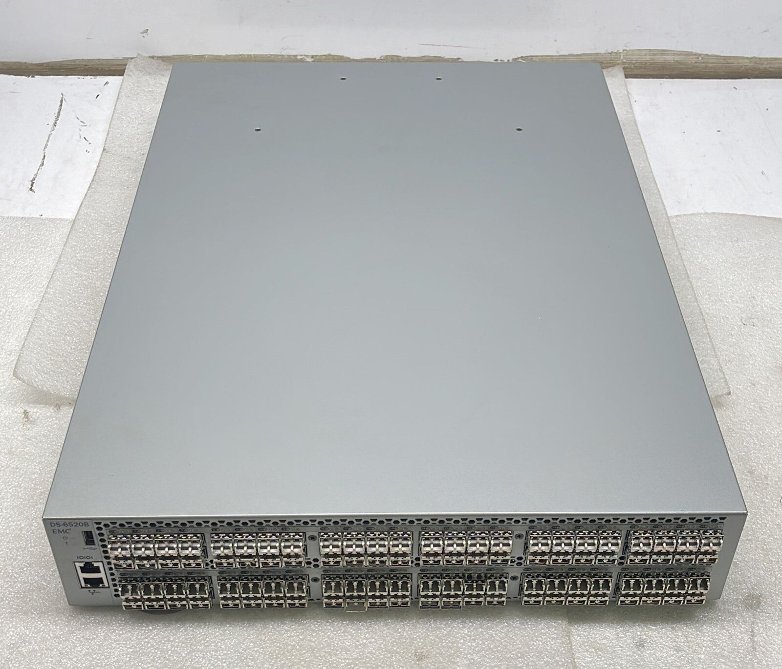 Brocade 6520 EMC DS-6520B 96-Port Fiber Channel Switch 100-652-862-00 W/ 96* SFP