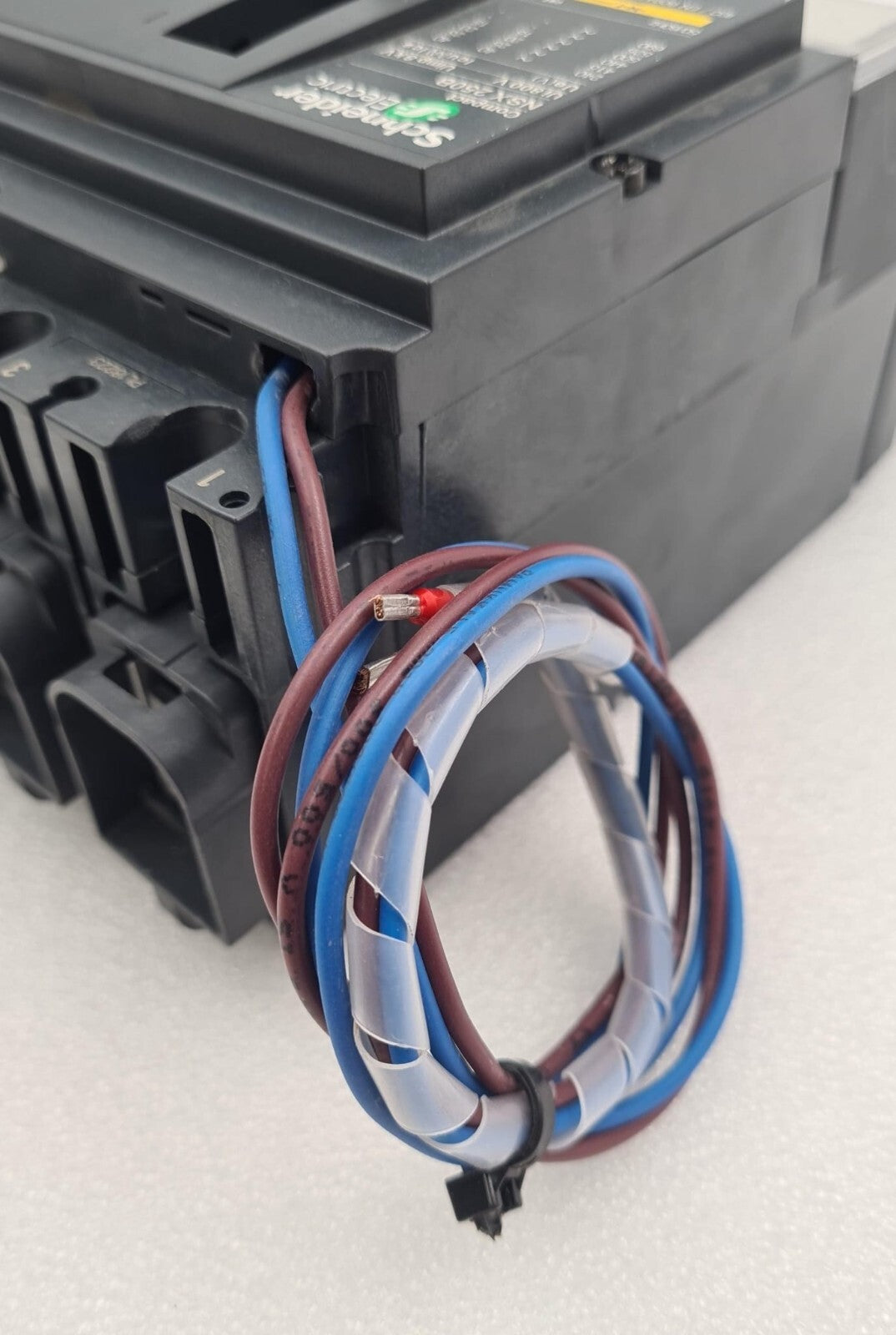 Schneider Electric Compact NSX250B LV431110 Circuit Breaker / Merlin LV431390