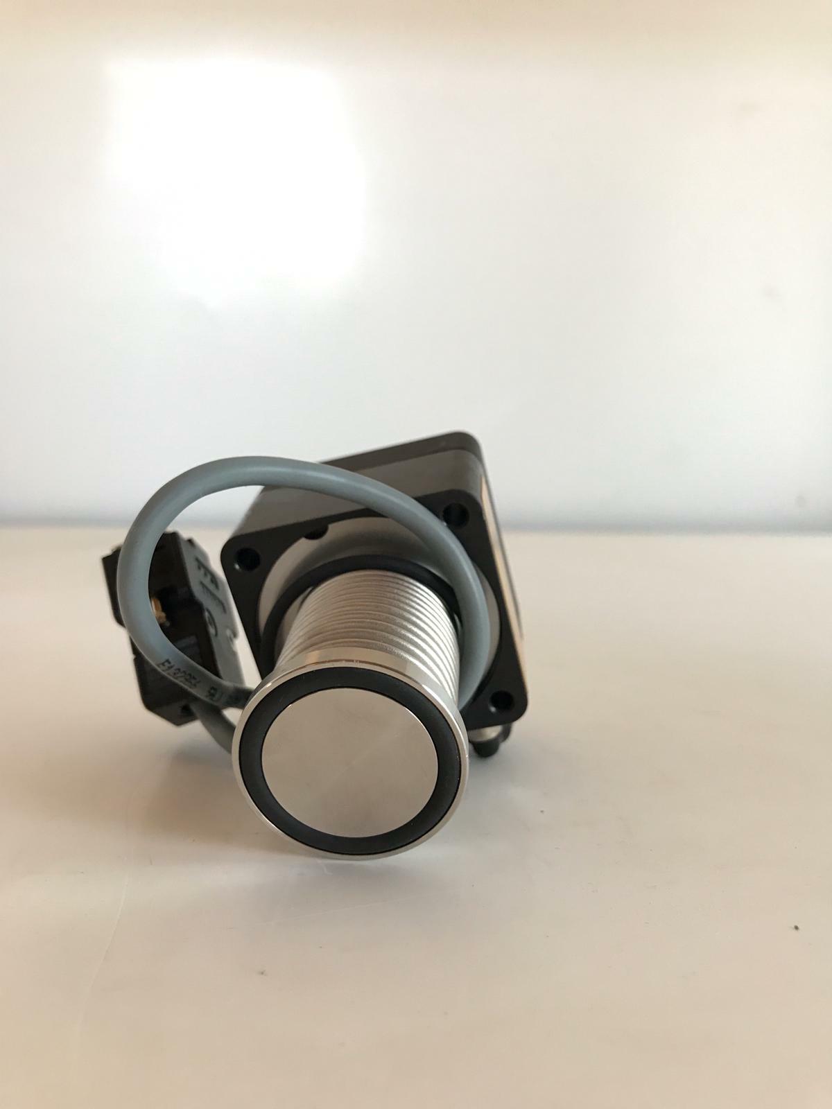 Vat Valve 338841/0004 With Pneumatic Nc Actuator And 9 Way D Sub Plug Connector