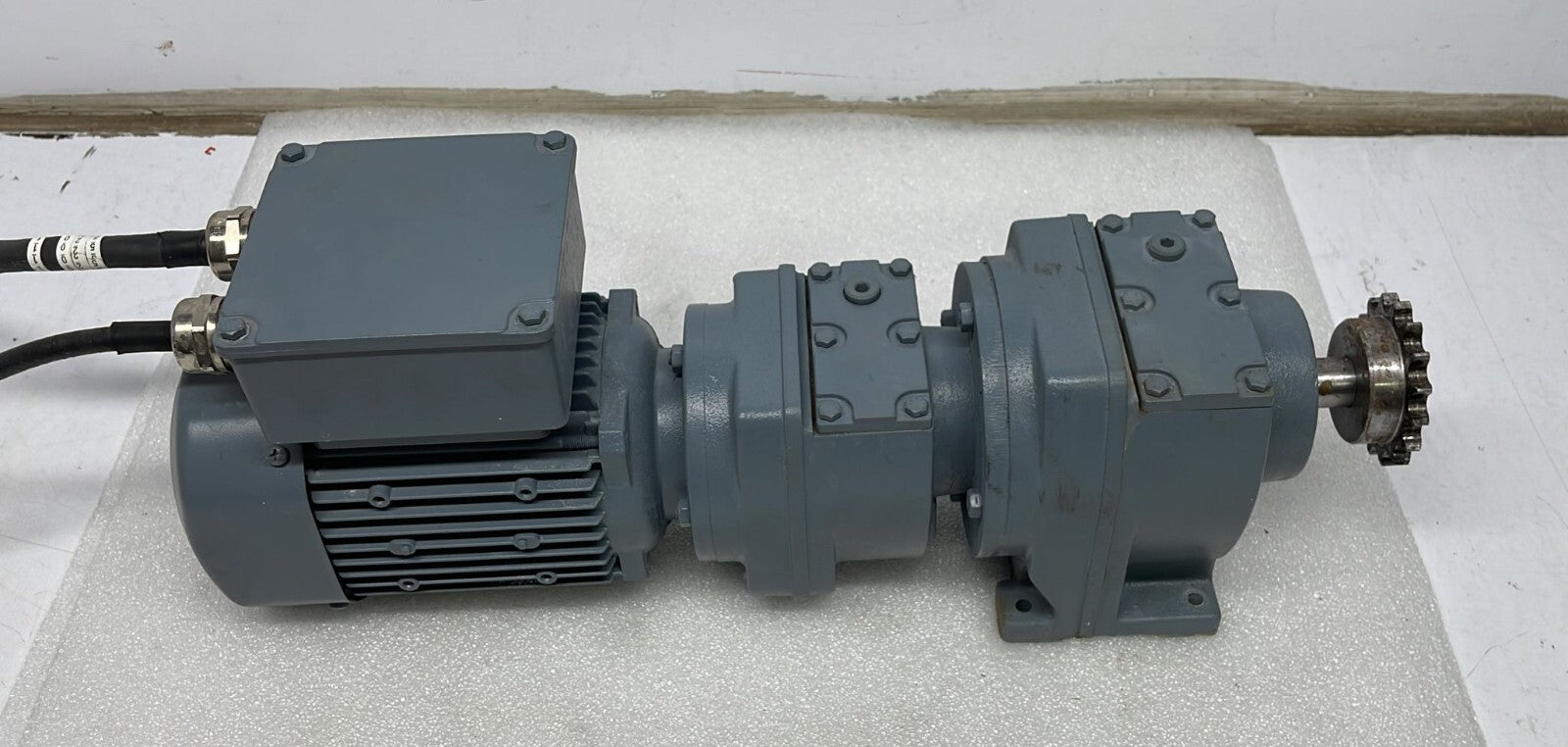 KEB G13G02A DM63K4 TS Gear Motor 07-2022/ 28362104.008 CLP VG220 0.15/0.15I