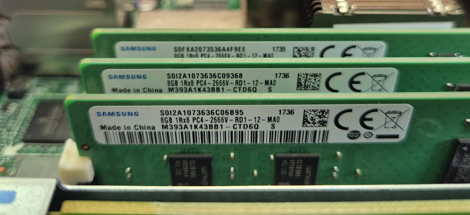 PowerEdge R440 SAS hard drive detail