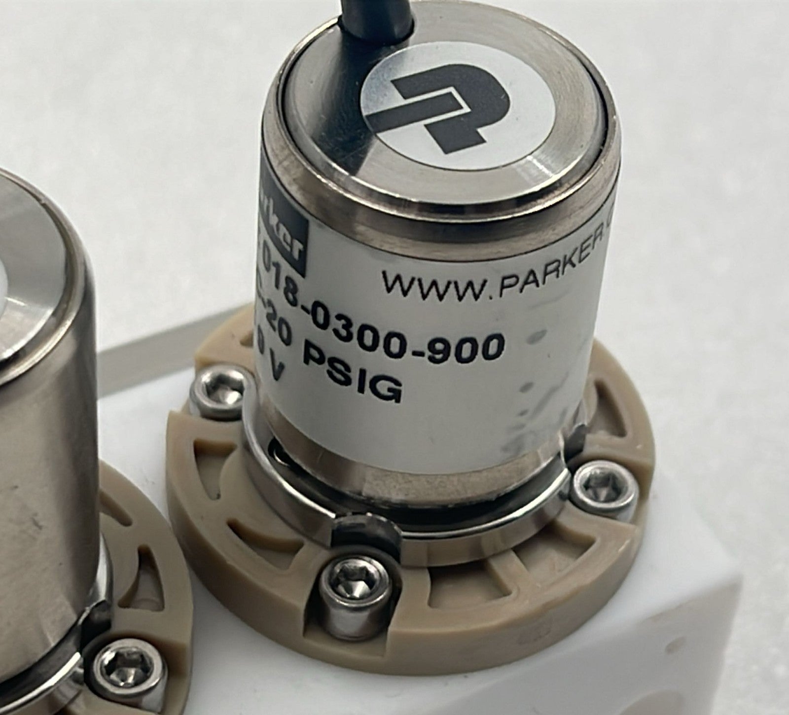 Parker HPLC gradient valve DC 9V close-up label view