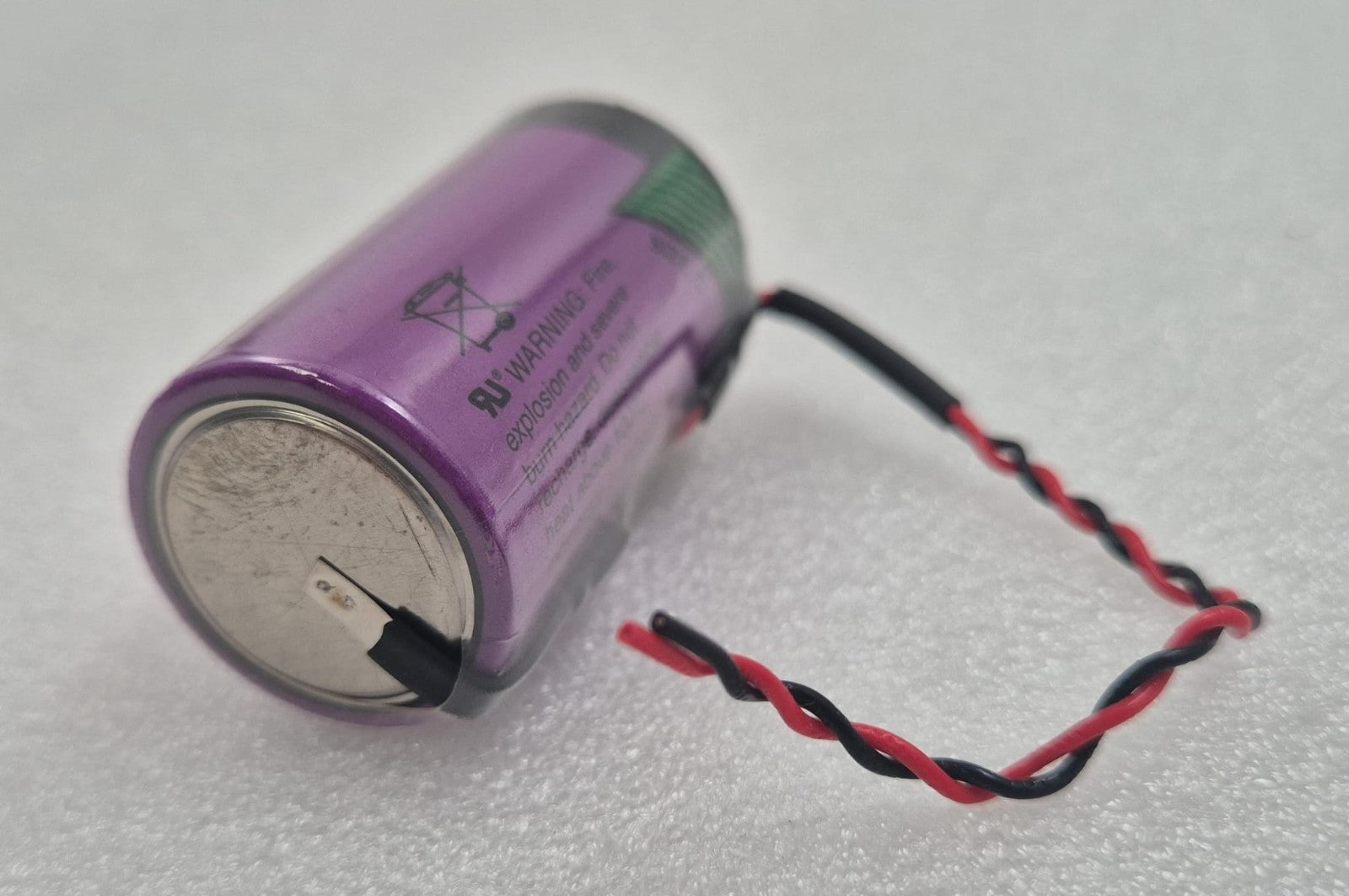 Tadiran TL-5920 Size C lithium inorganic battery rear terminal and wire connection