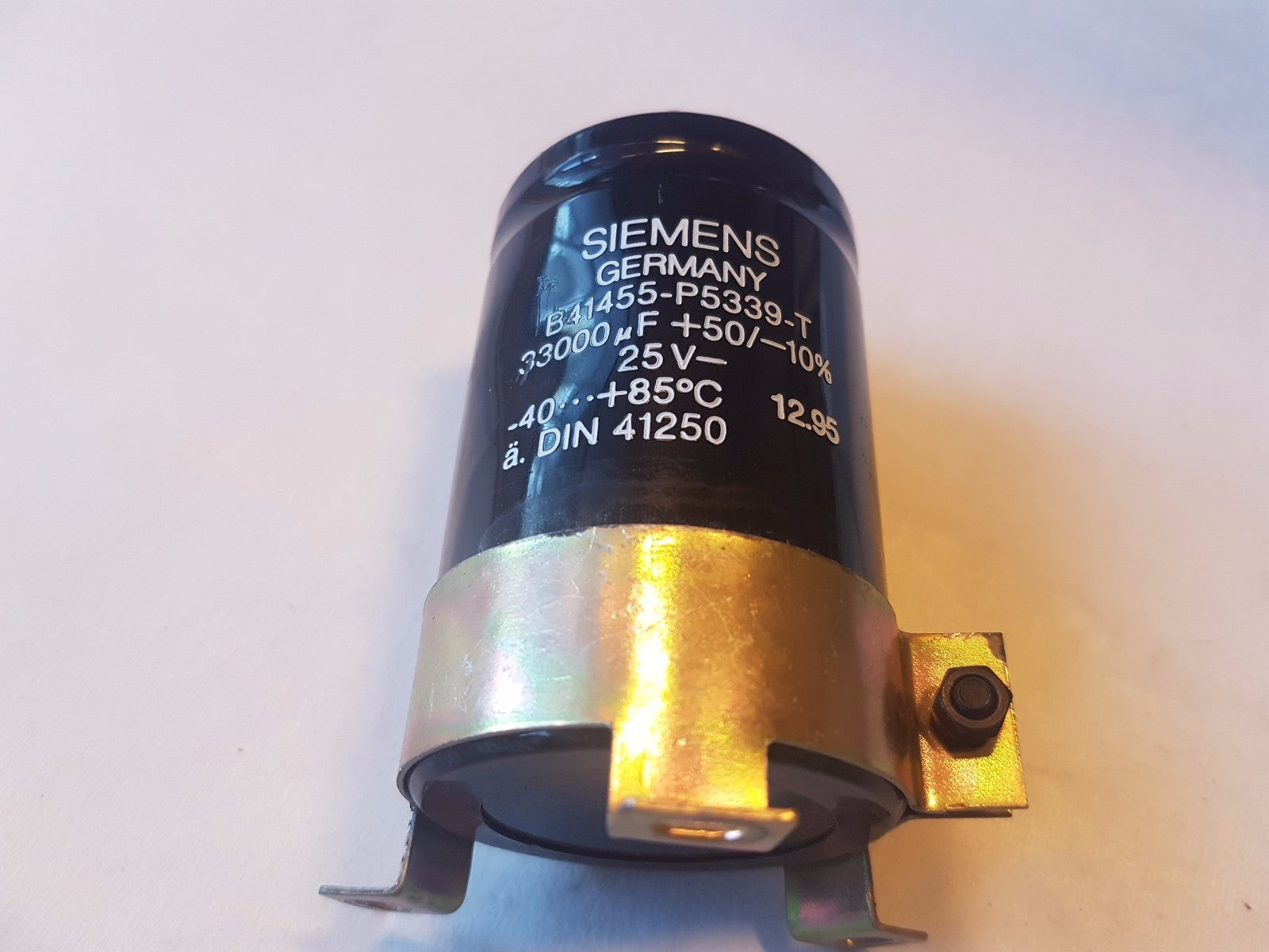 Siemens B 41455 P 5339 T 33000 uF 50 10  25 V Din 41250 Capacitor