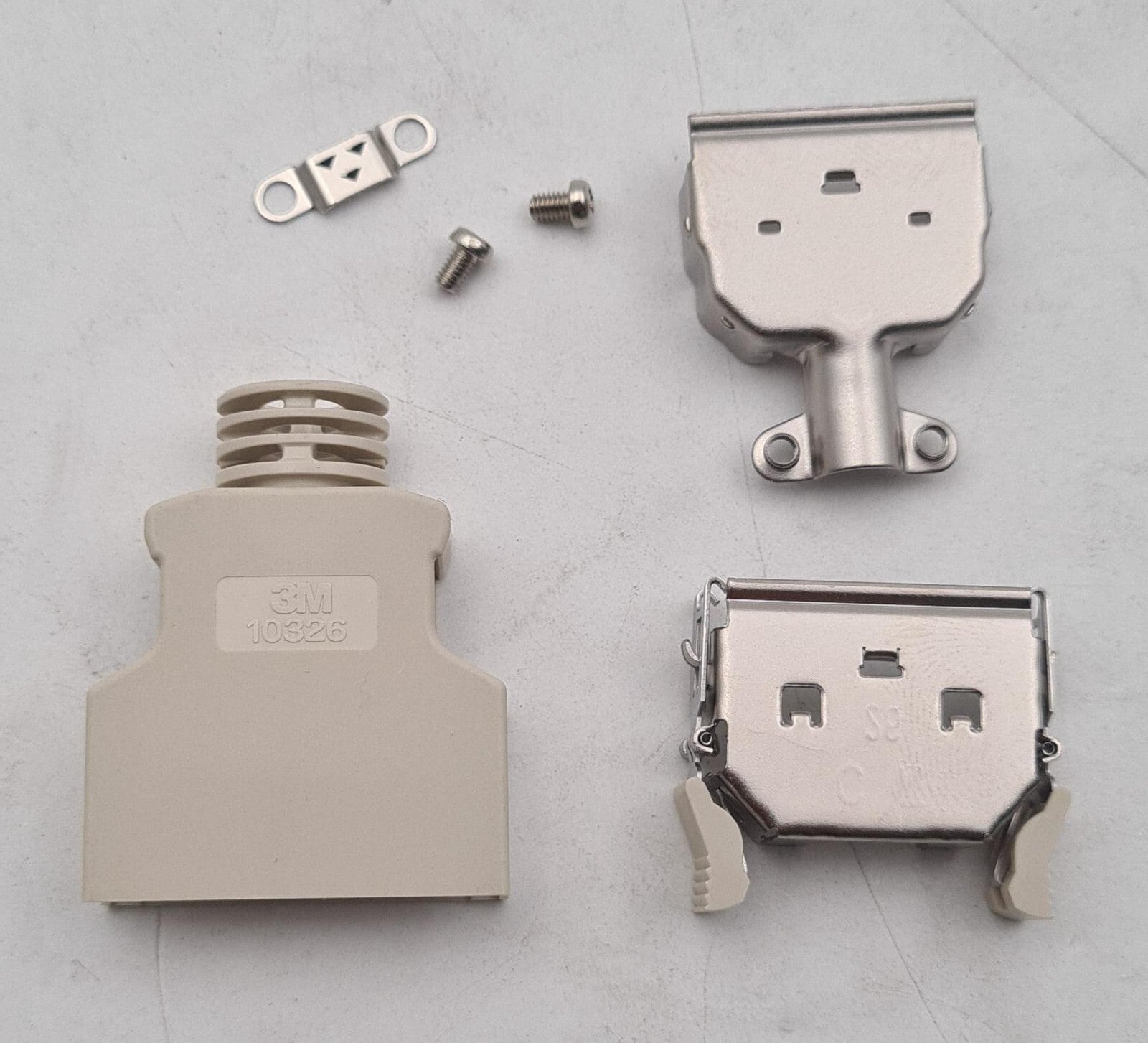 [LOT OF 9] NEW - 3M 10326 D-shaped Connector Rear Housing Cover