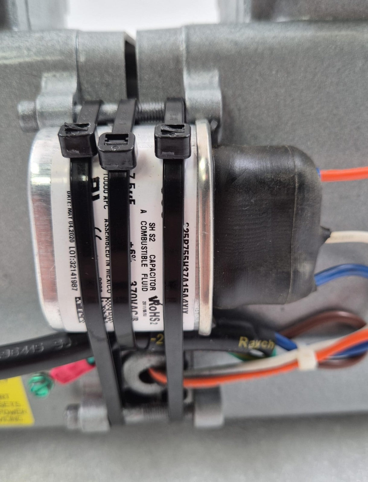 GAST DAA-P501-EB Oilless Diaphragm Vacuum Pump 110-115 Volts 2.7-2.8 Amps 560 HZ