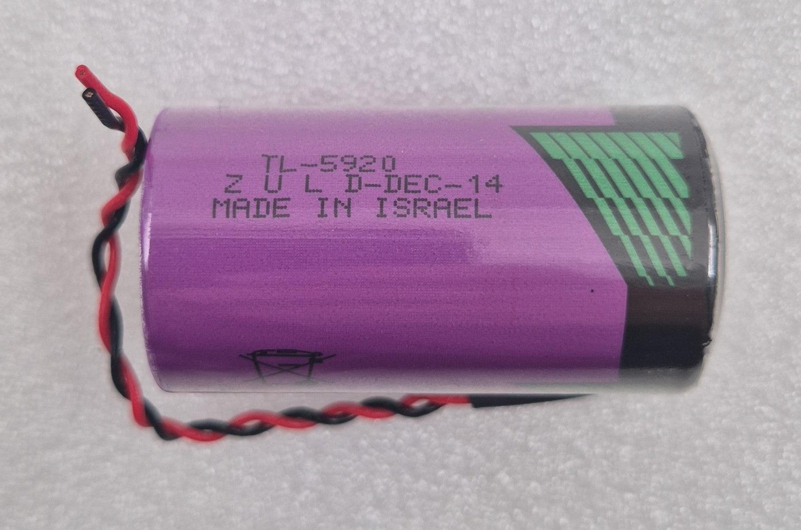 Tadiran TL-5920 3.6V lithium battery Size C showing manufacturer label and wiring
